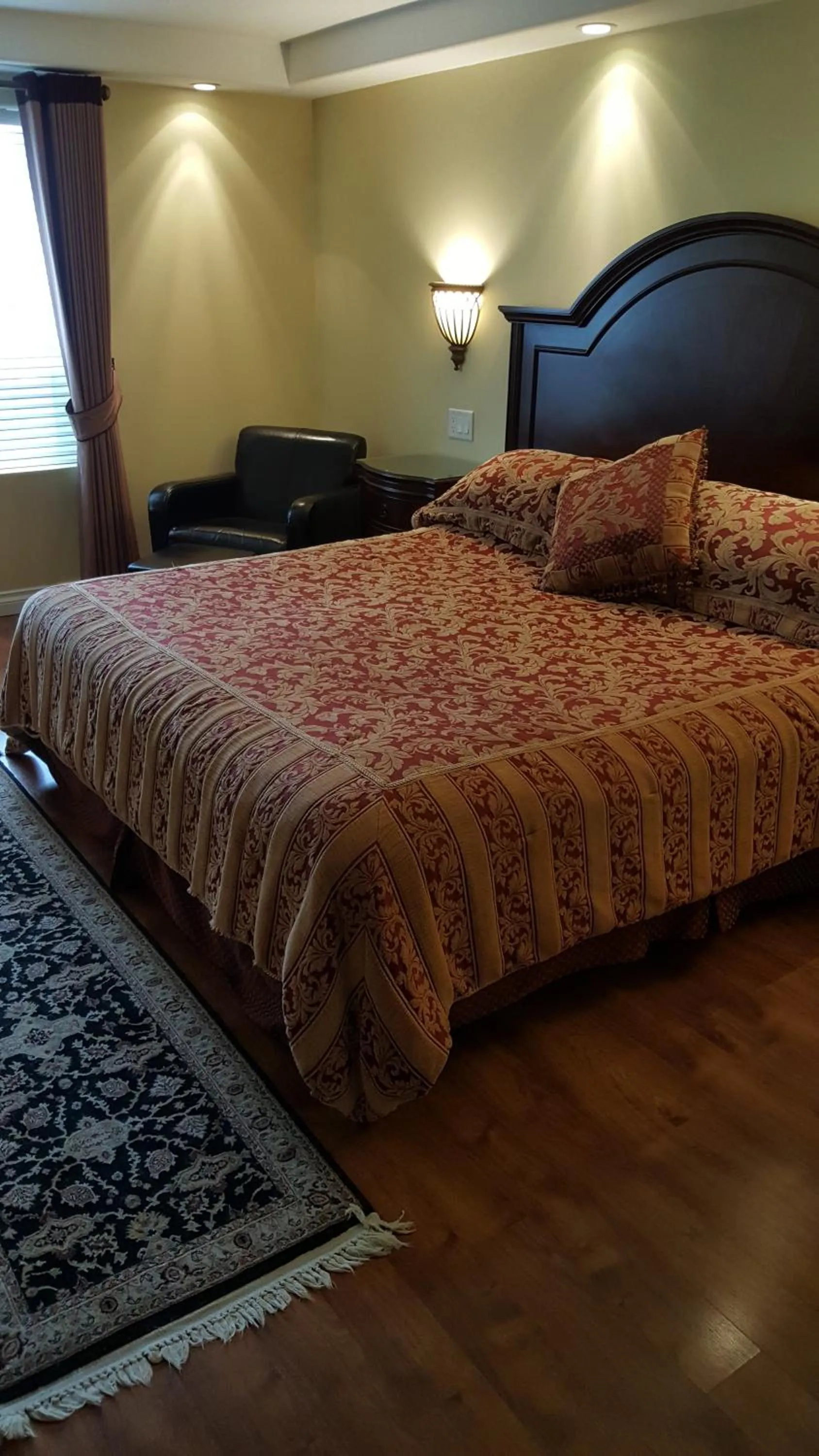 Bedroom, Bed in Chateau Louis Hotel & Conference Centre