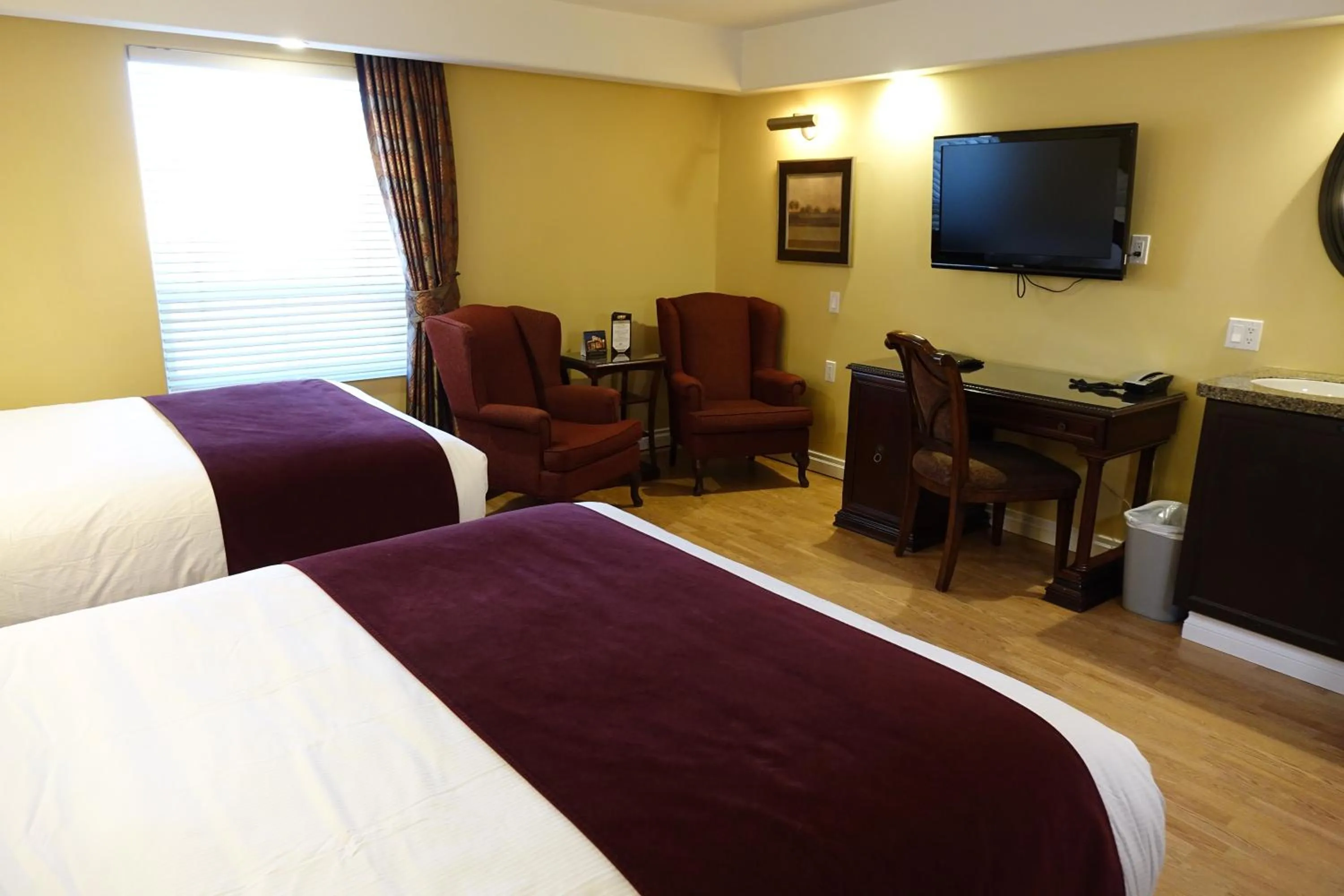 Photo of the whole room, Bed in Chateau Louis Hotel & Conference Centre