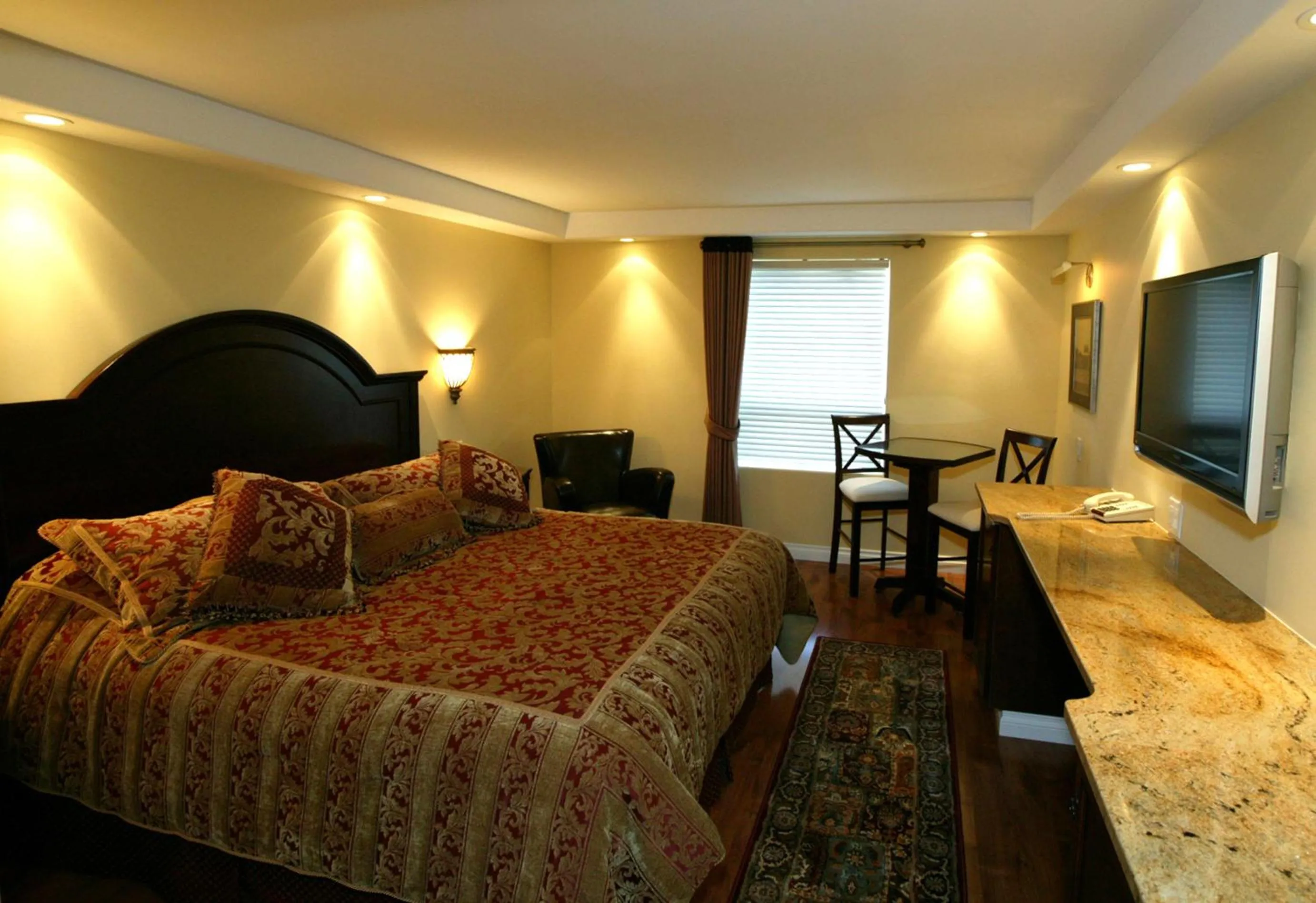 Bed in Chateau Louis Hotel & Conference Centre