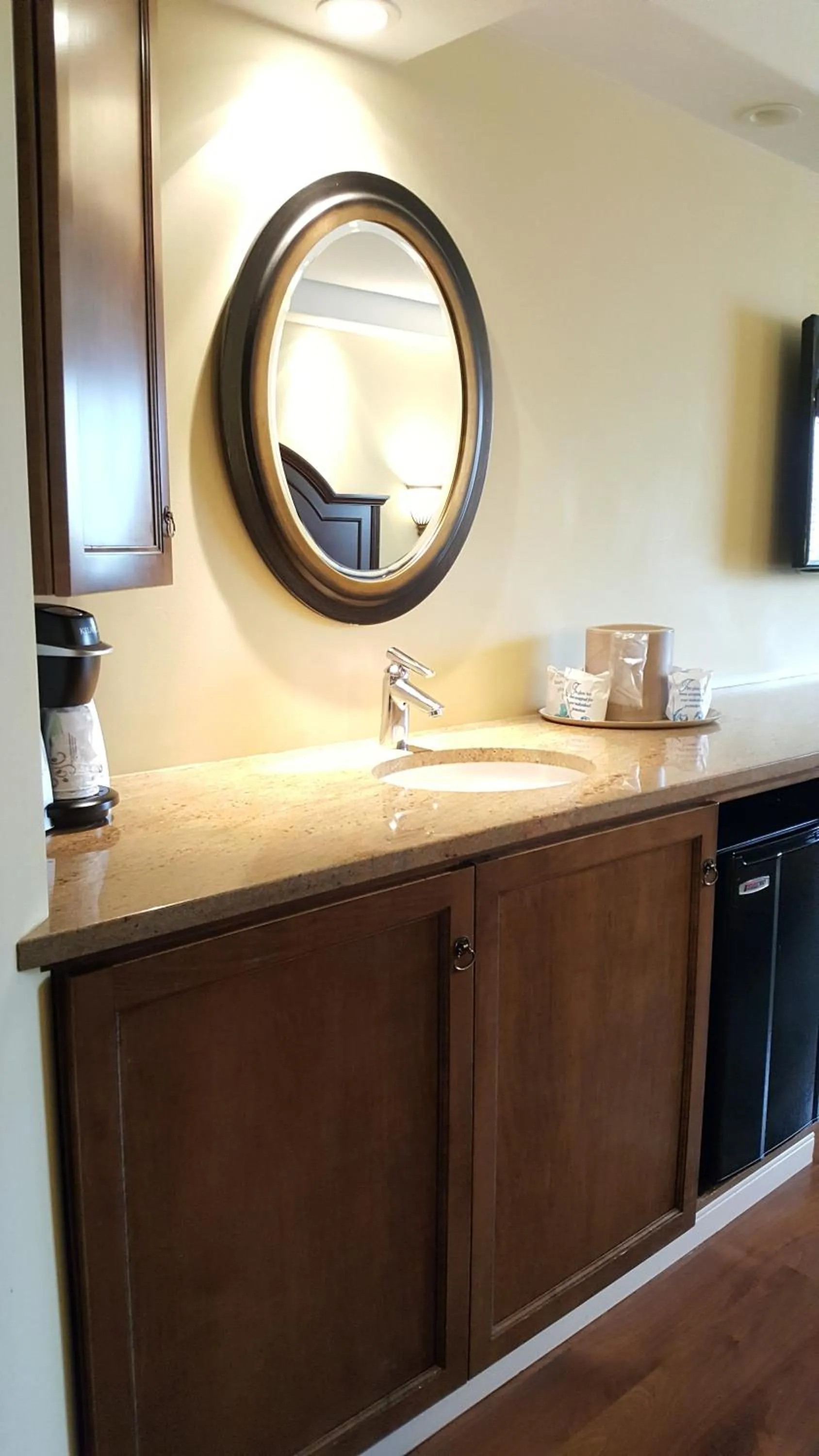 Kitchen or kitchenette in Chateau Louis Hotel & Conference Centre