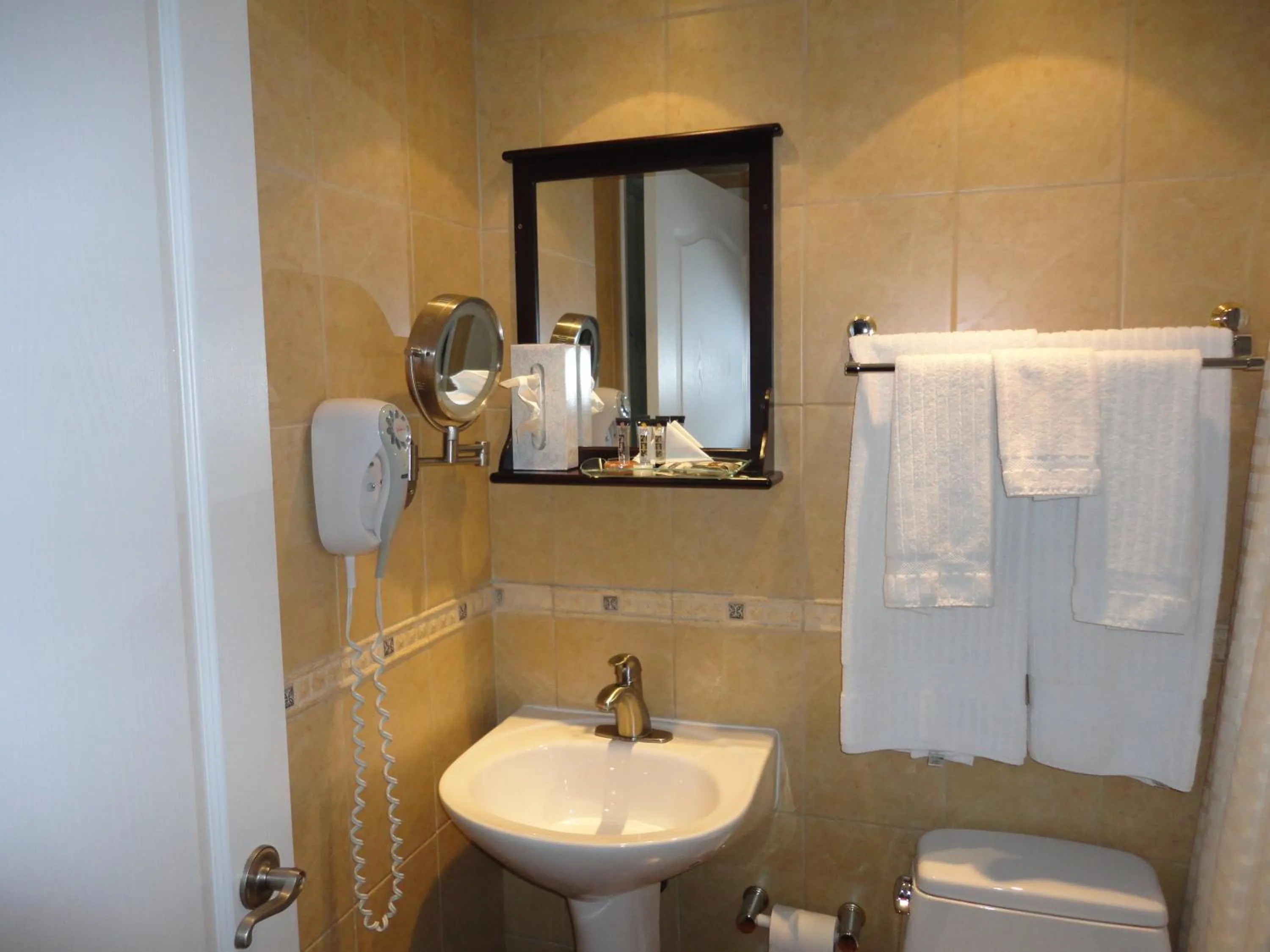 Bathroom in Chateau Louis Hotel & Conference Centre