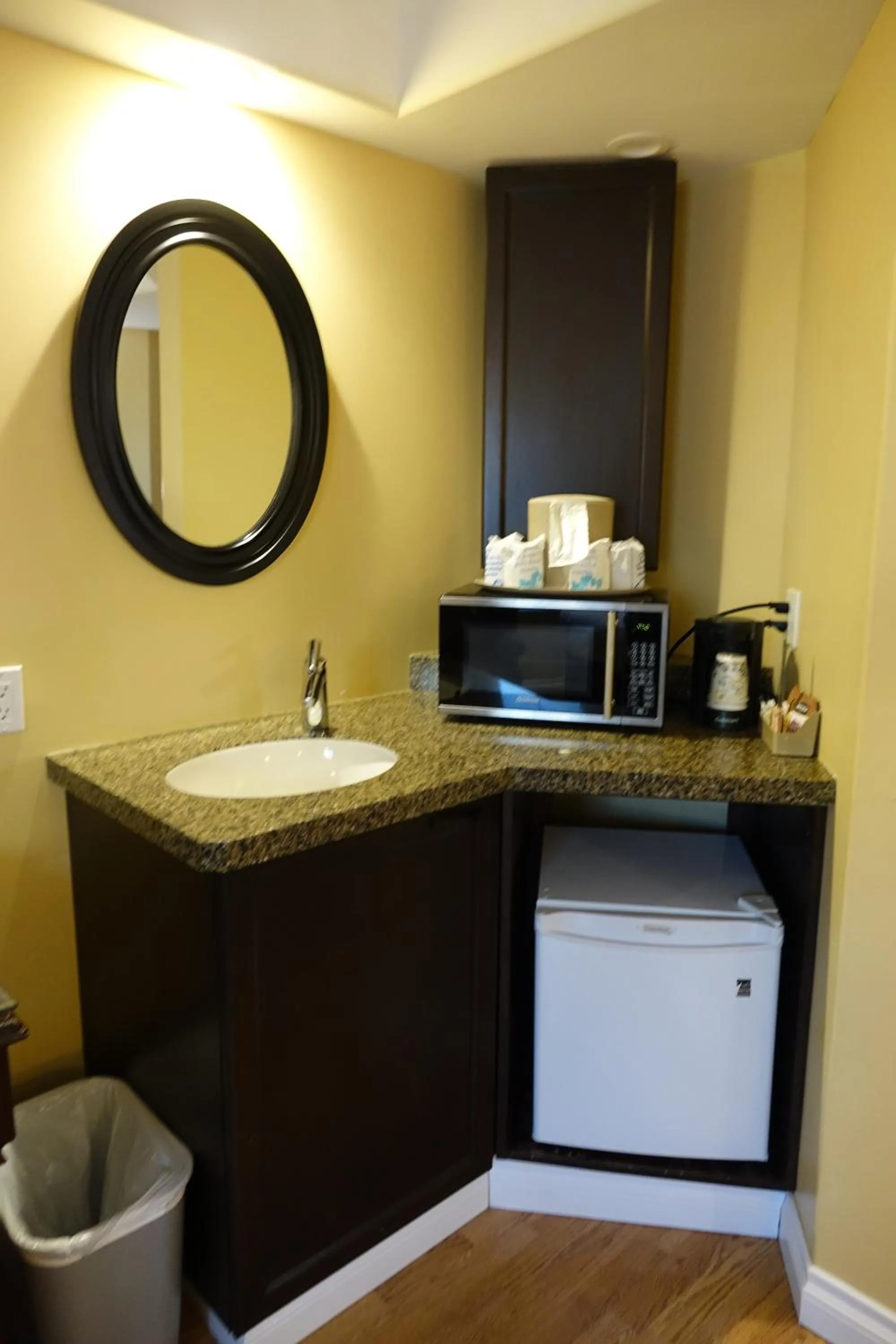 Coffee/tea facilities in Chateau Louis Hotel & Conference Centre