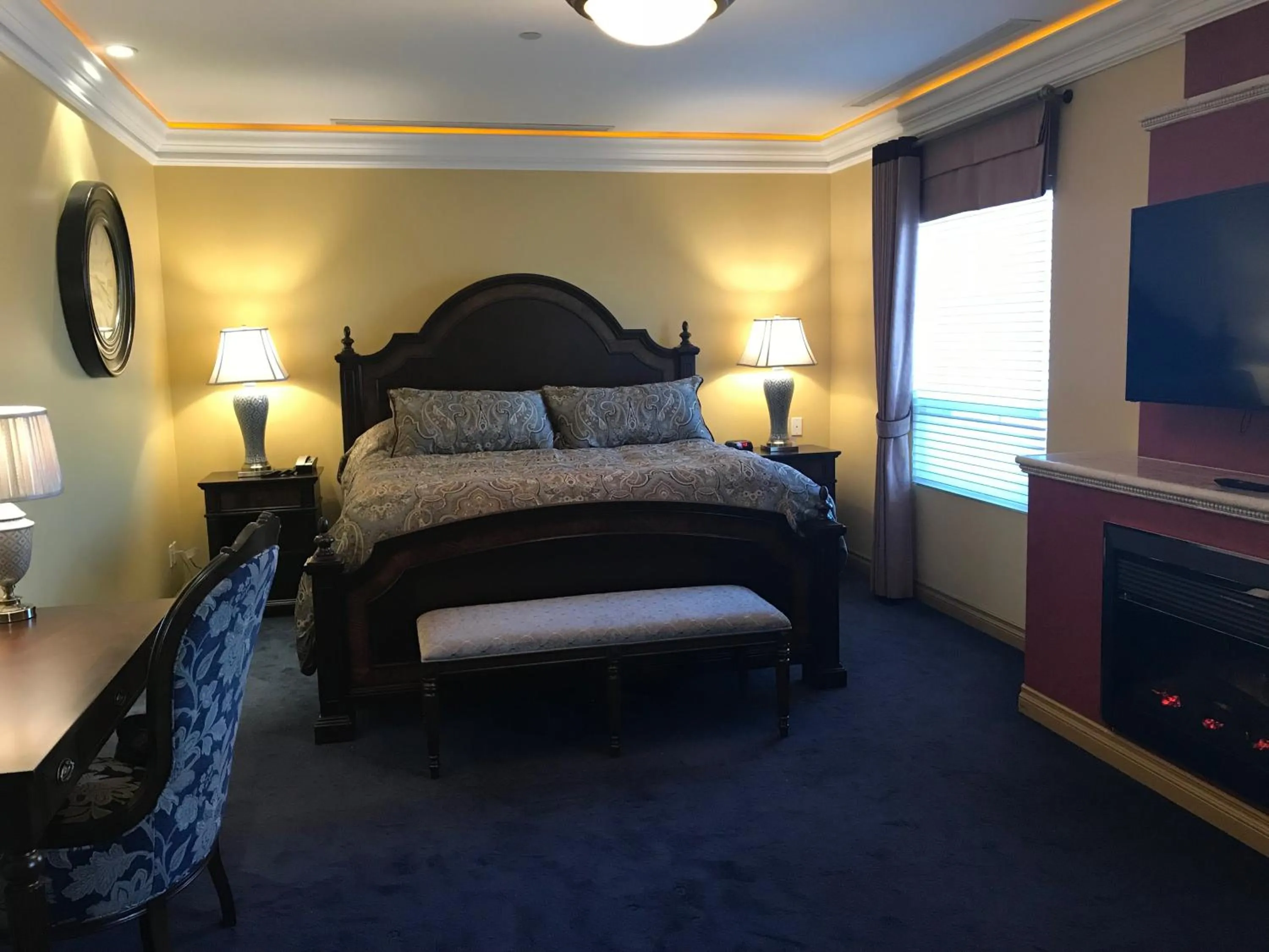 Living room, Bed in Chateau Louis Hotel & Conference Centre