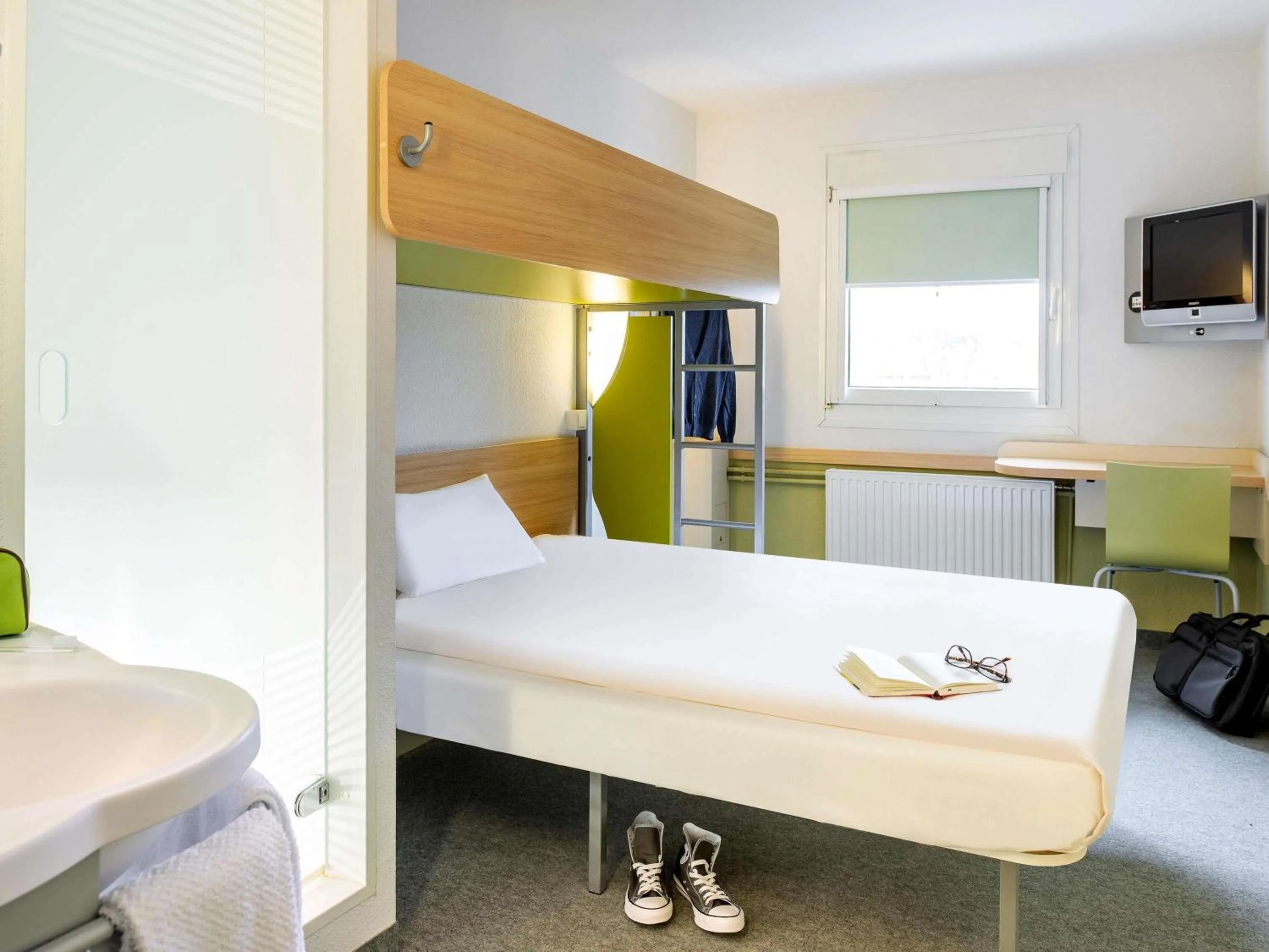 Bedroom, Bed in ibis budget Birmingham Airport Terminal Building - NEC