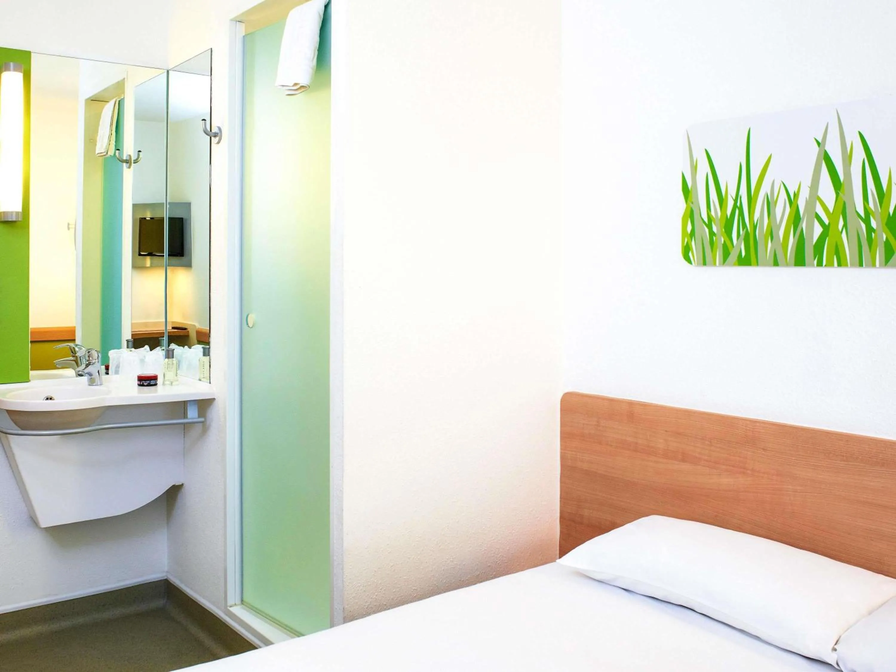 Property building, Bed in ibis budget Birmingham Airport Terminal Building - NEC