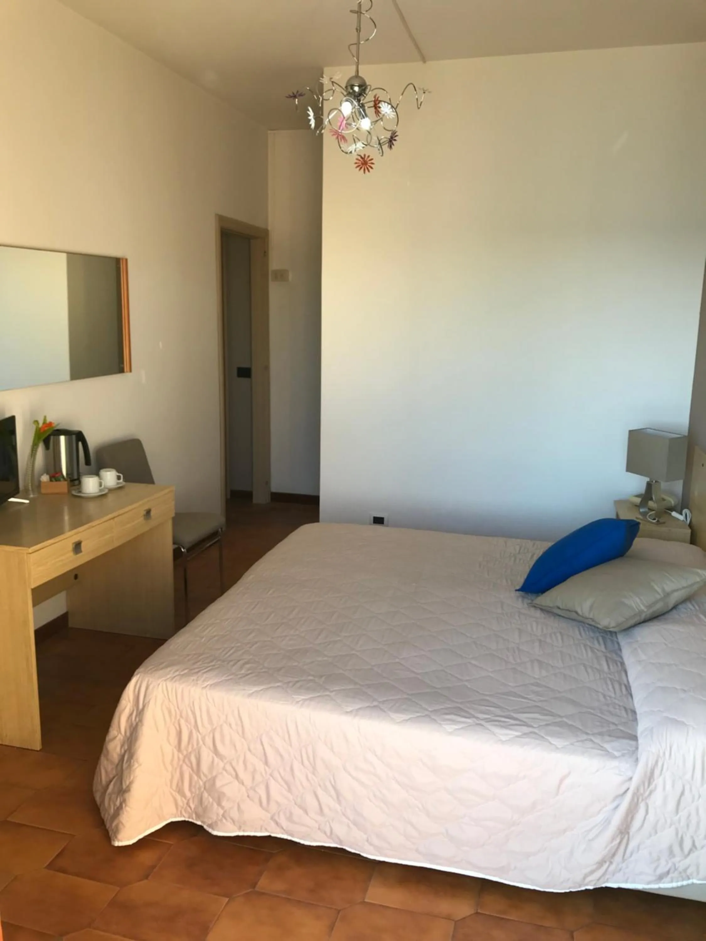 Coffee/tea facilities, Bed in Hotel La Sirenetta