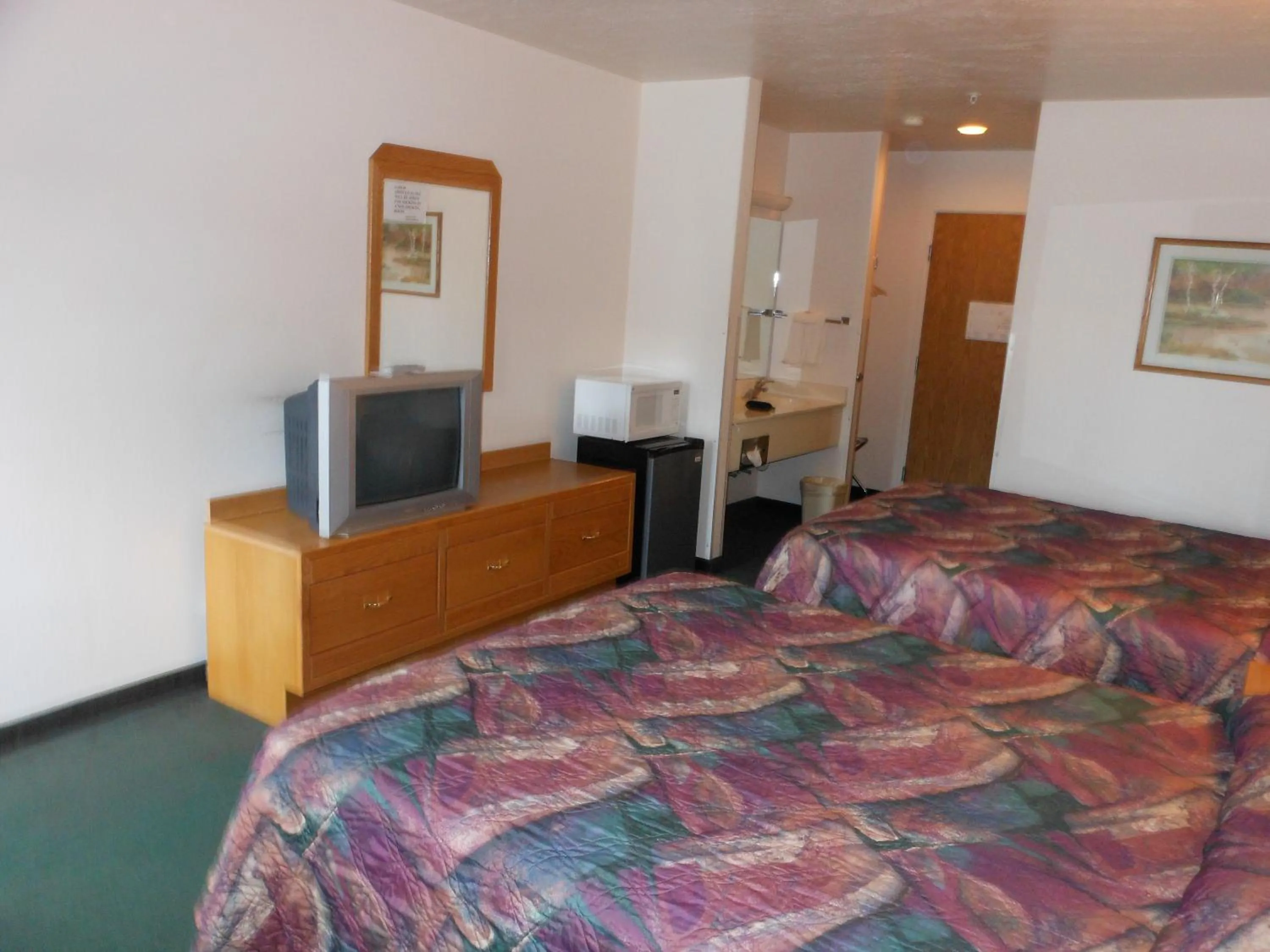 Photo of the whole room, Bed in Economy Inn & Suites