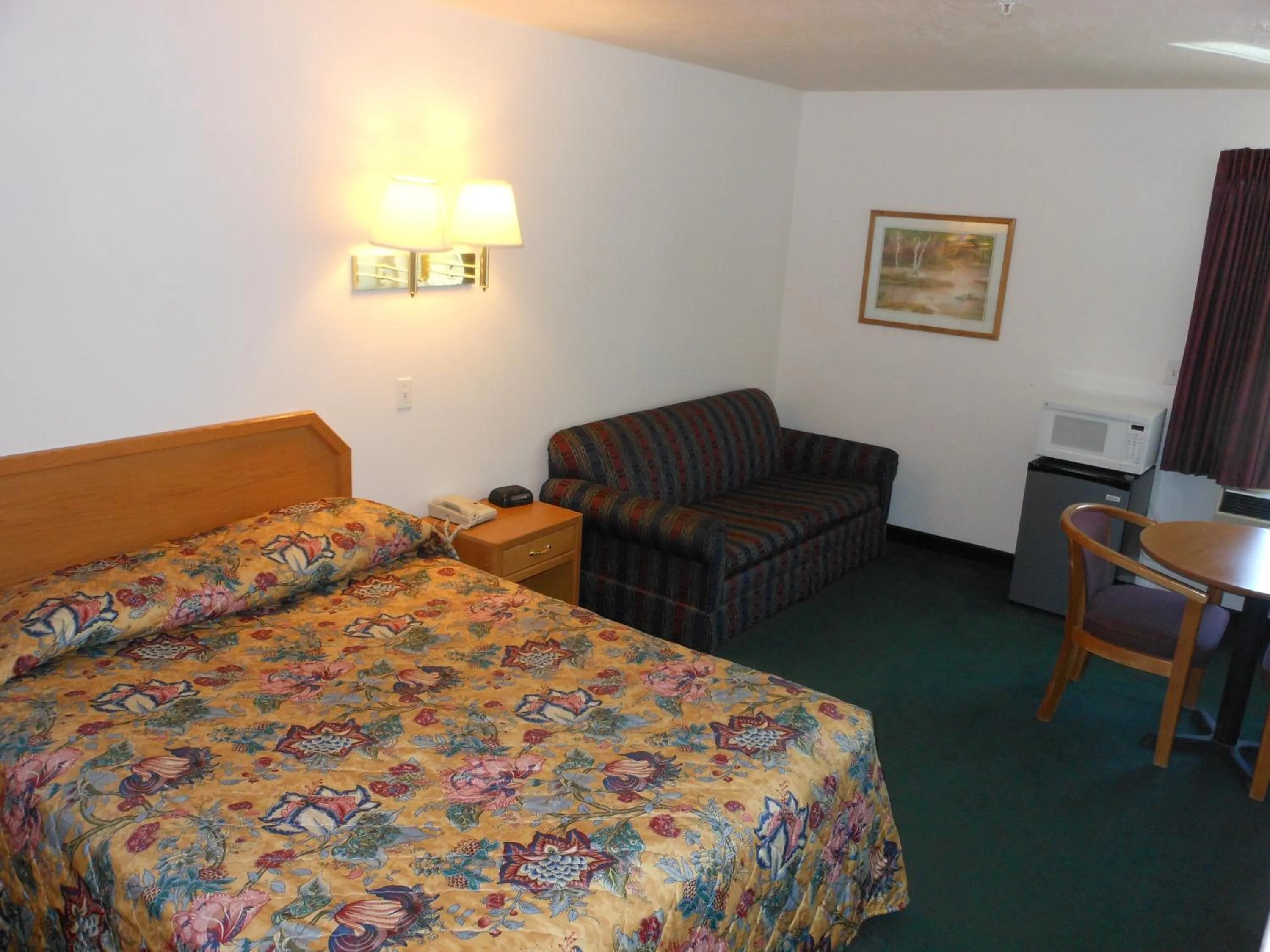 Photo of the whole room, Bed in Economy Inn & Suites