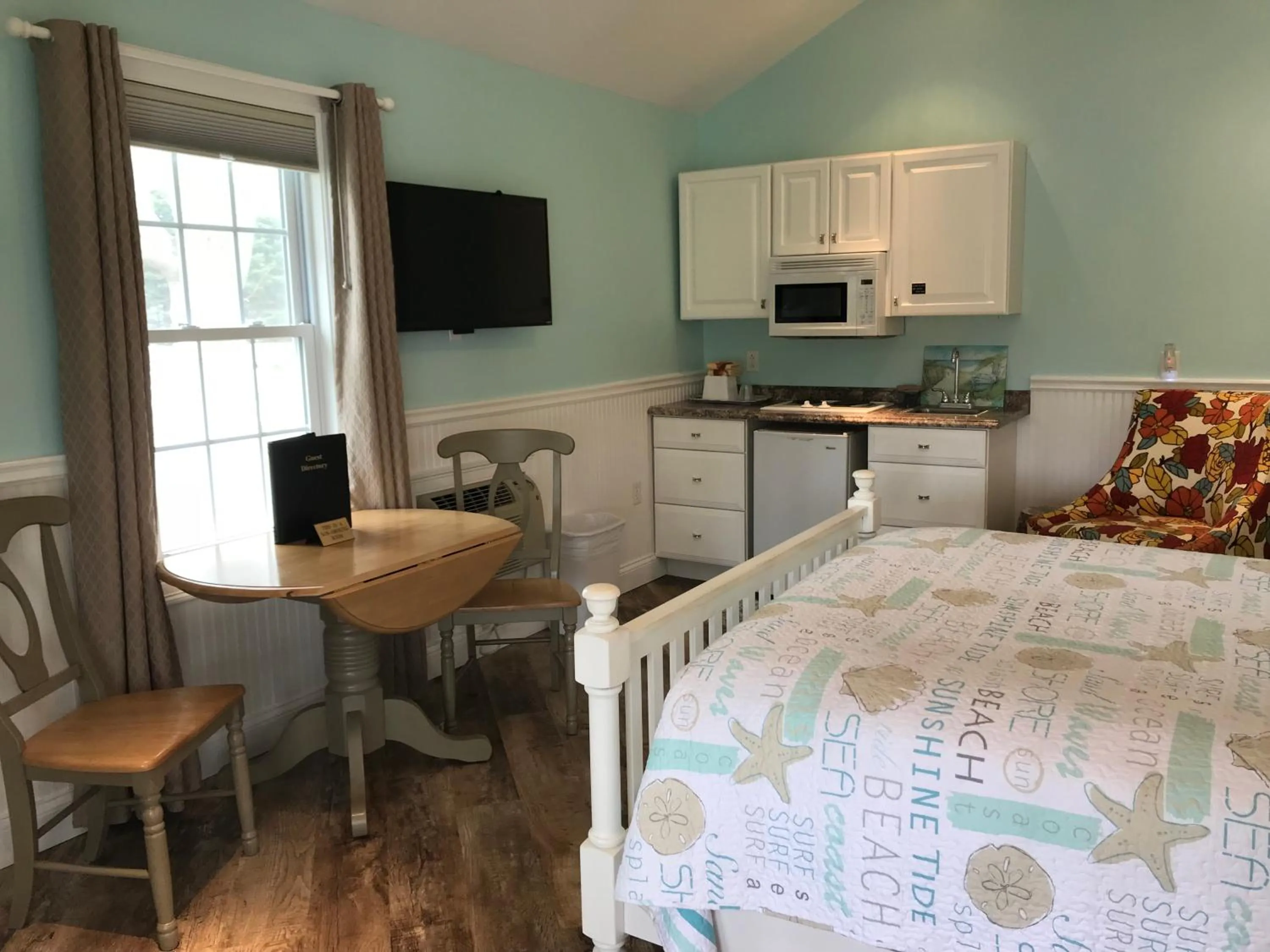 Kitchen or kitchenette, Bed in Falmouth Heights Motor Lodge