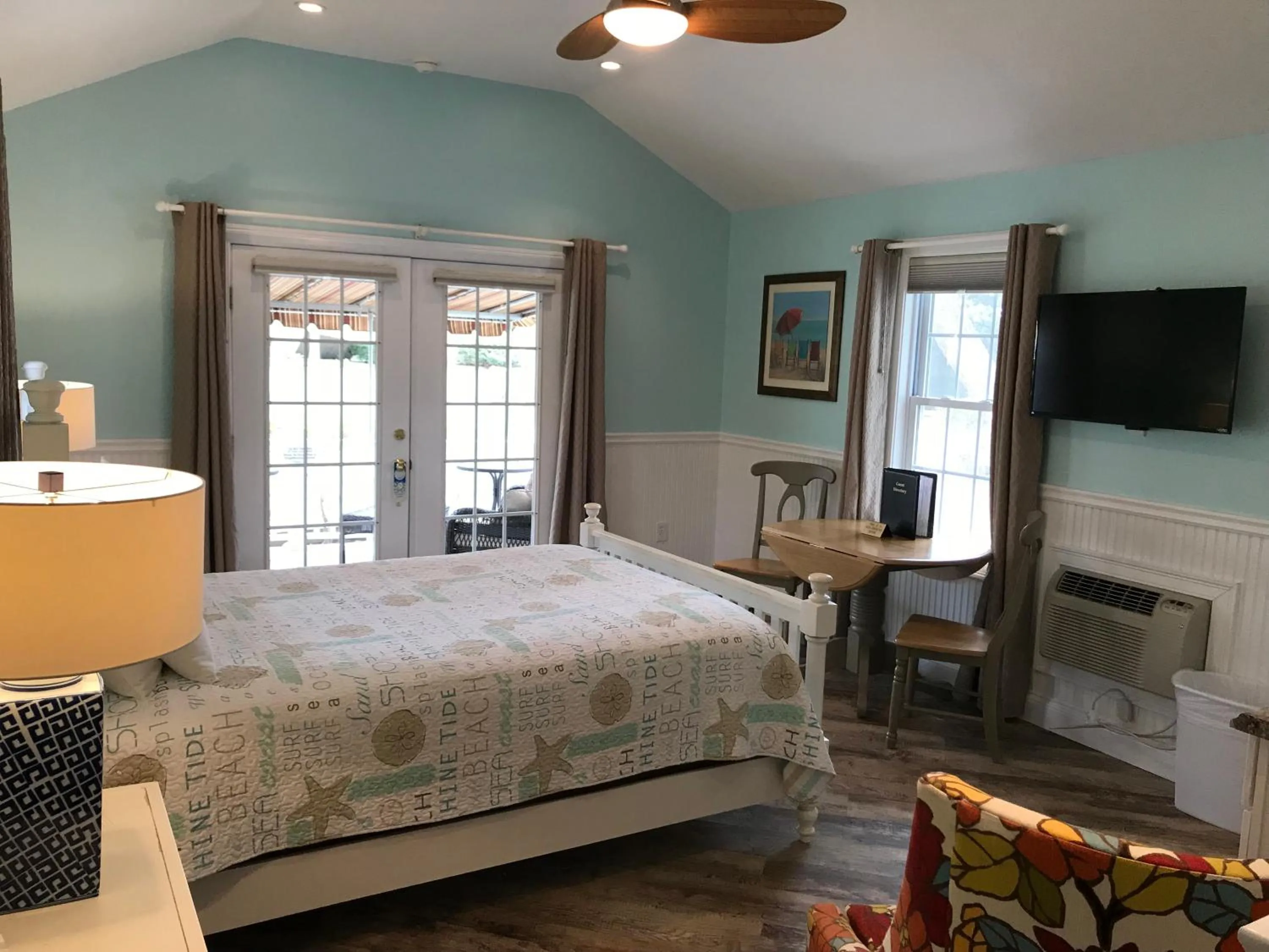 Photo of the whole room, Bed in Falmouth Heights Motor Lodge