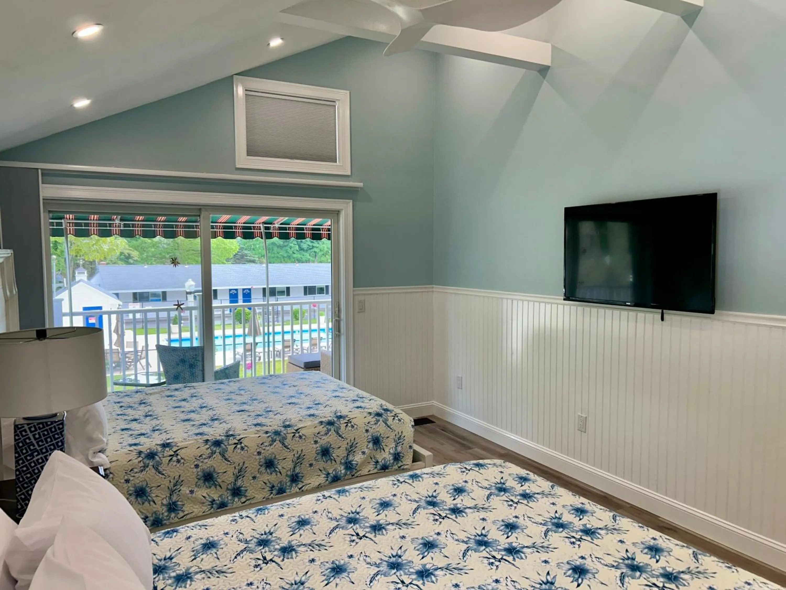 Bedroom, Bed in Falmouth Heights Motor Lodge