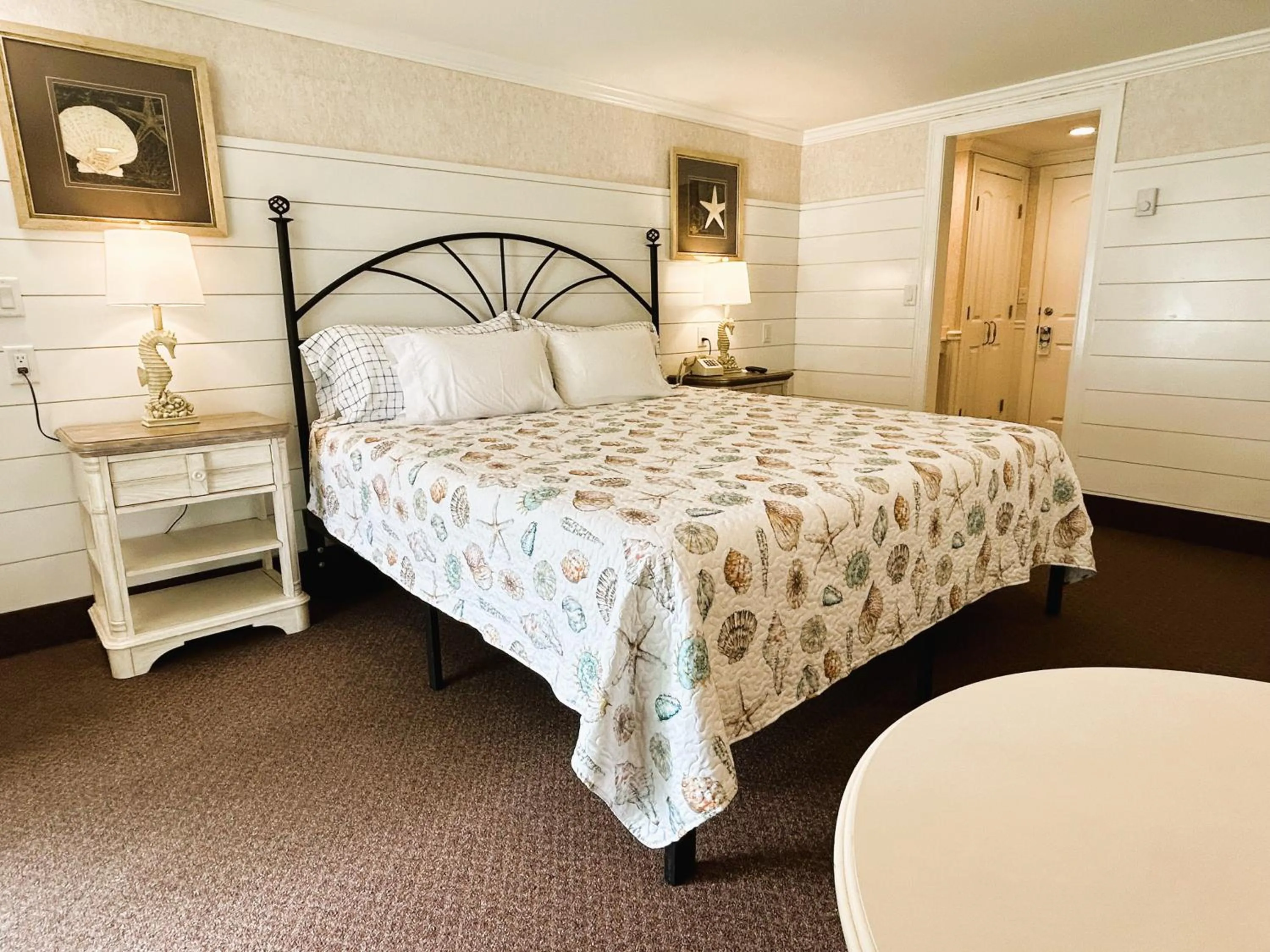 Photo of the whole room, Bed in Falmouth Heights Motor Lodge