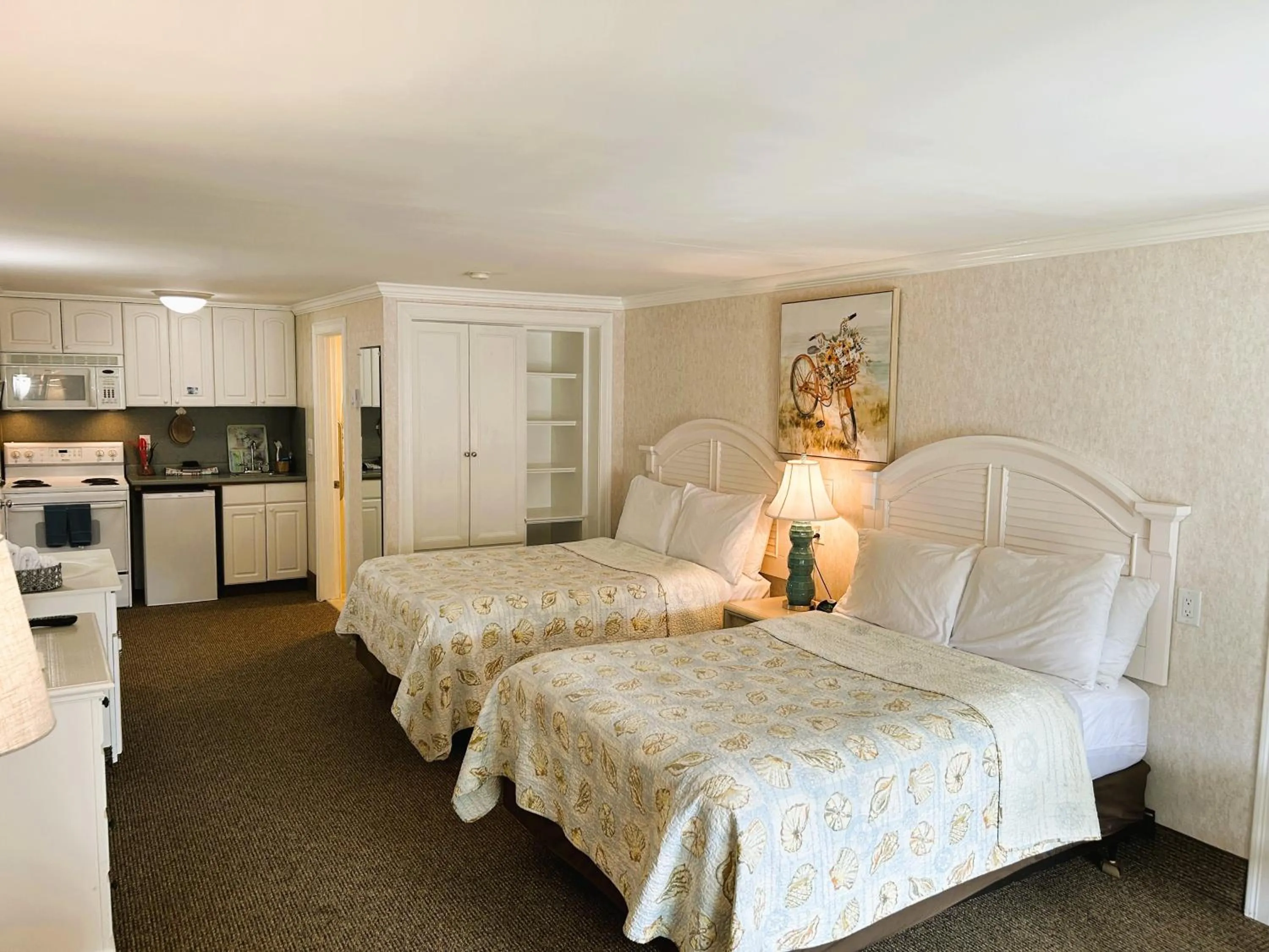 Photo of the whole room, Bed in Falmouth Heights Motor Lodge