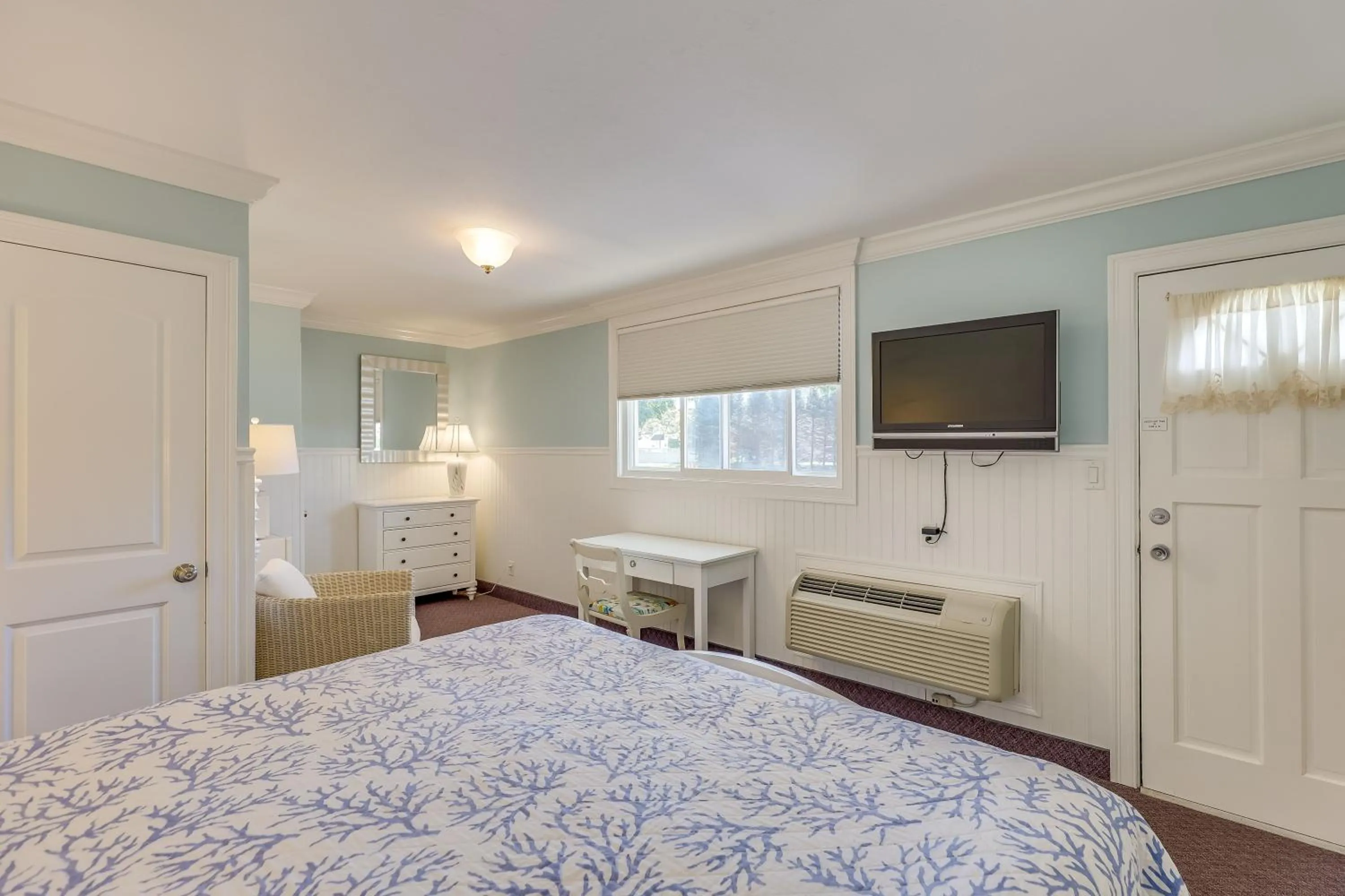 Photo of the whole room, Bed in Falmouth Heights Motor Lodge