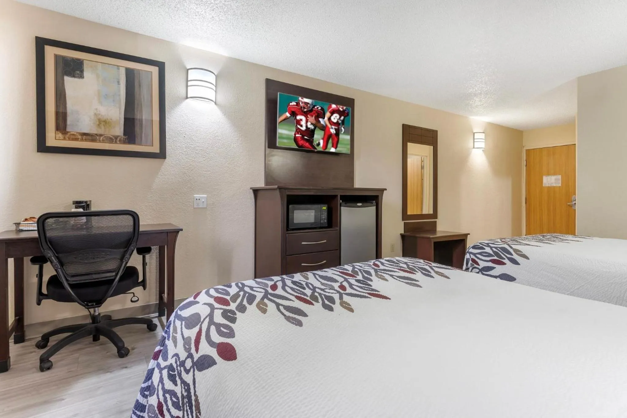 Photo of the whole room, Bed in Red Roof Inn La Marque