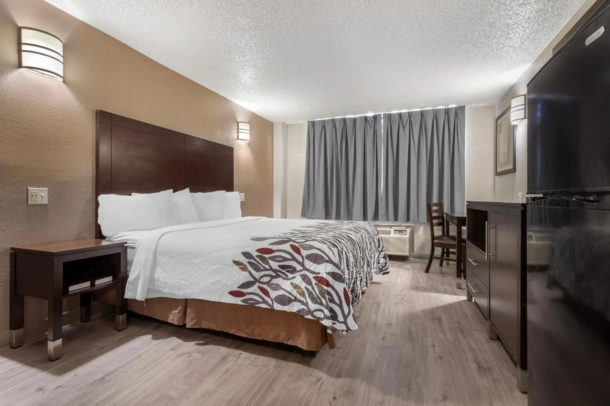 Photo of the whole room, Bed in Red Roof Inn La Marque