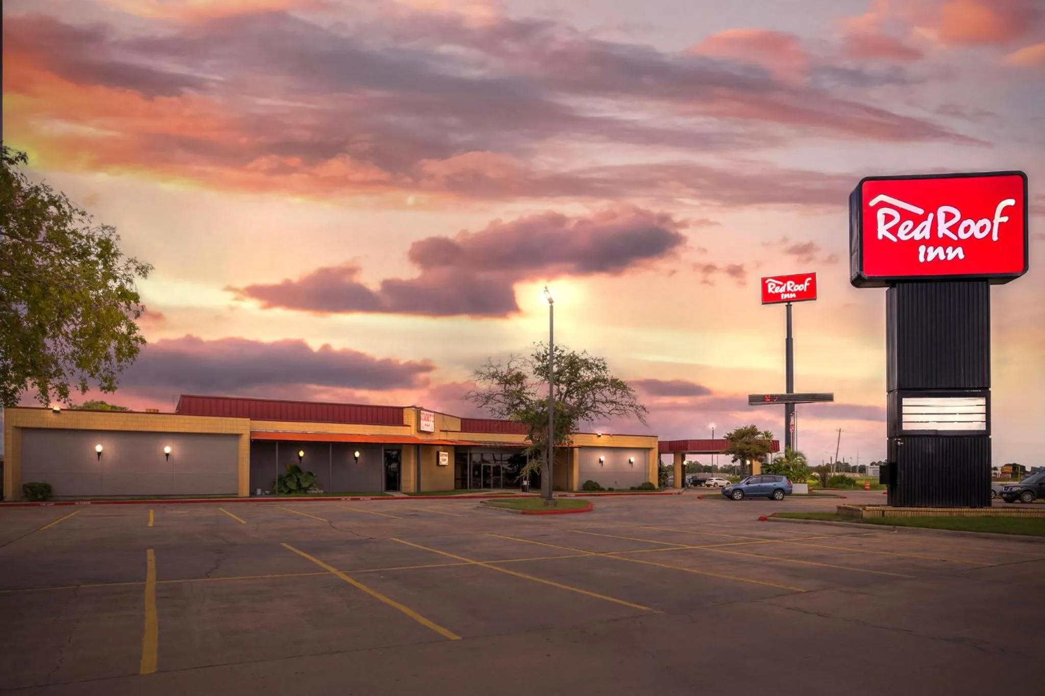 Property building in Red Roof Inn La Marque