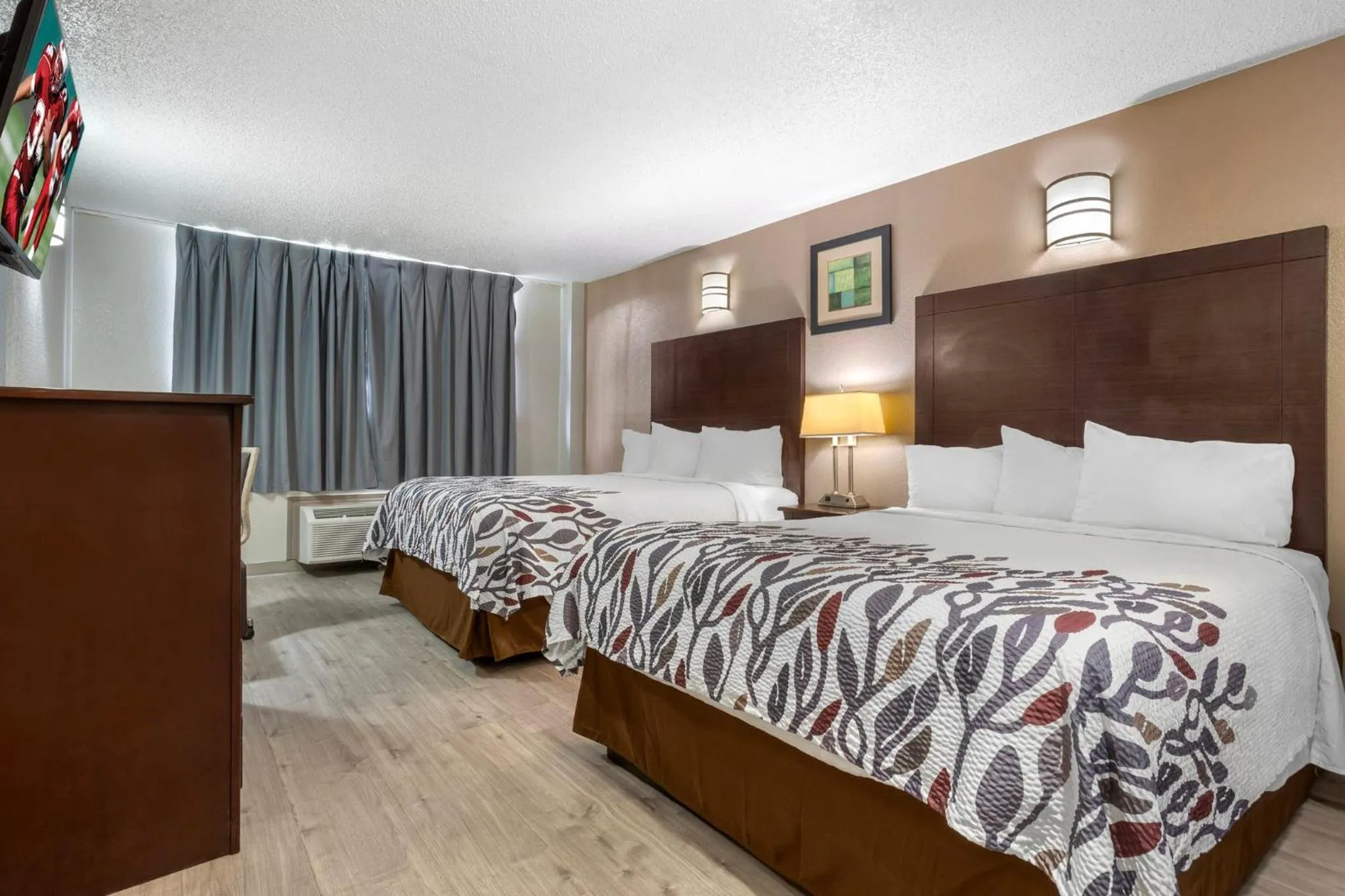 Photo of the whole room, Bed in Red Roof Inn La Marque