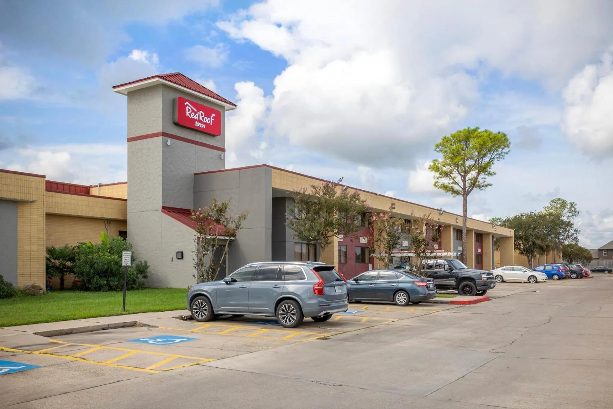 Property building in Red Roof Inn La Marque