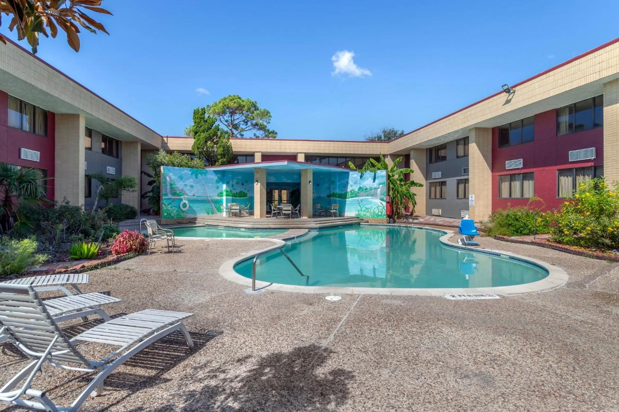 Swimming pool in Red Roof Inn La Marque