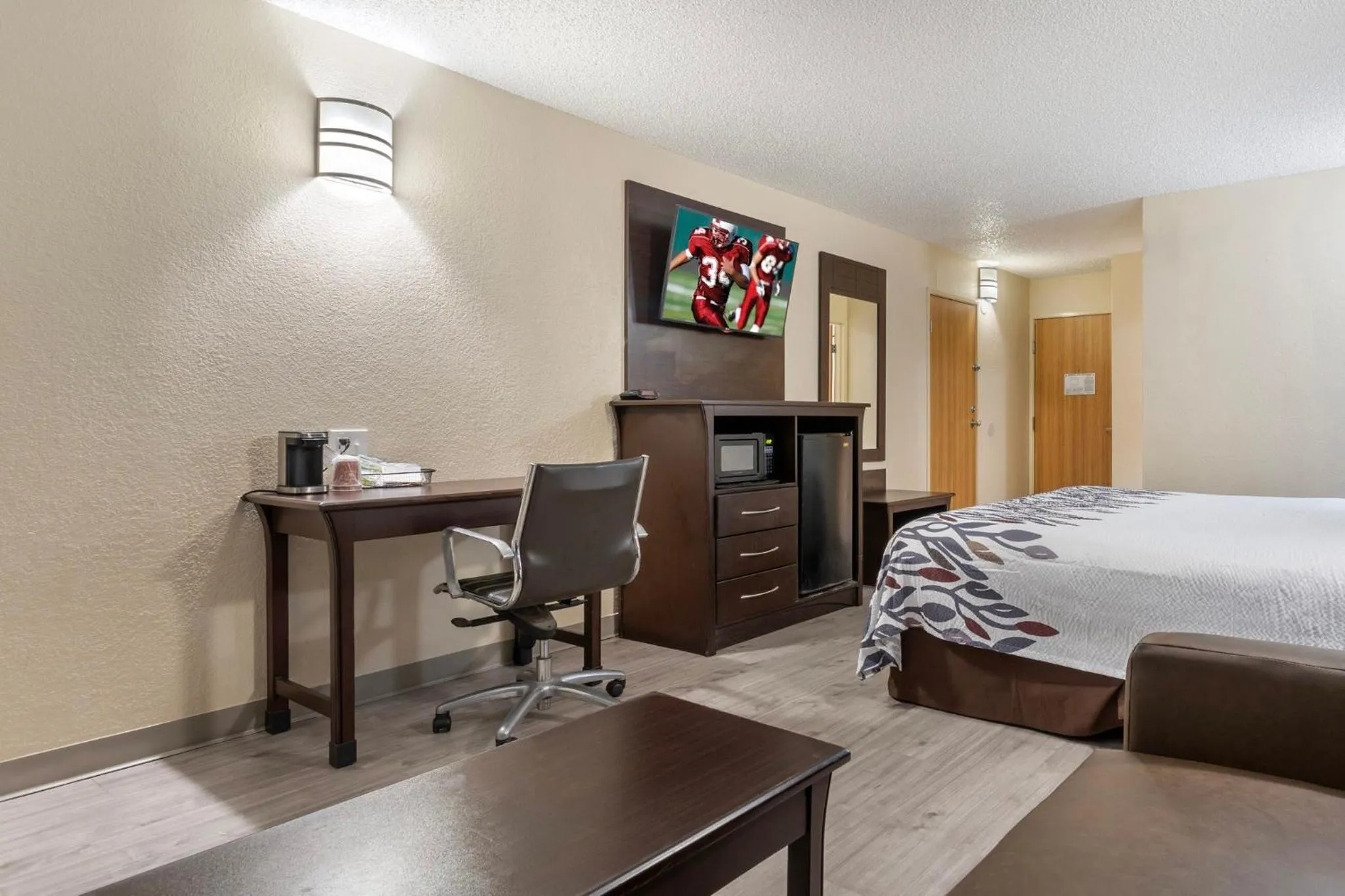 Photo of the whole room, Bed in Red Roof Inn La Marque