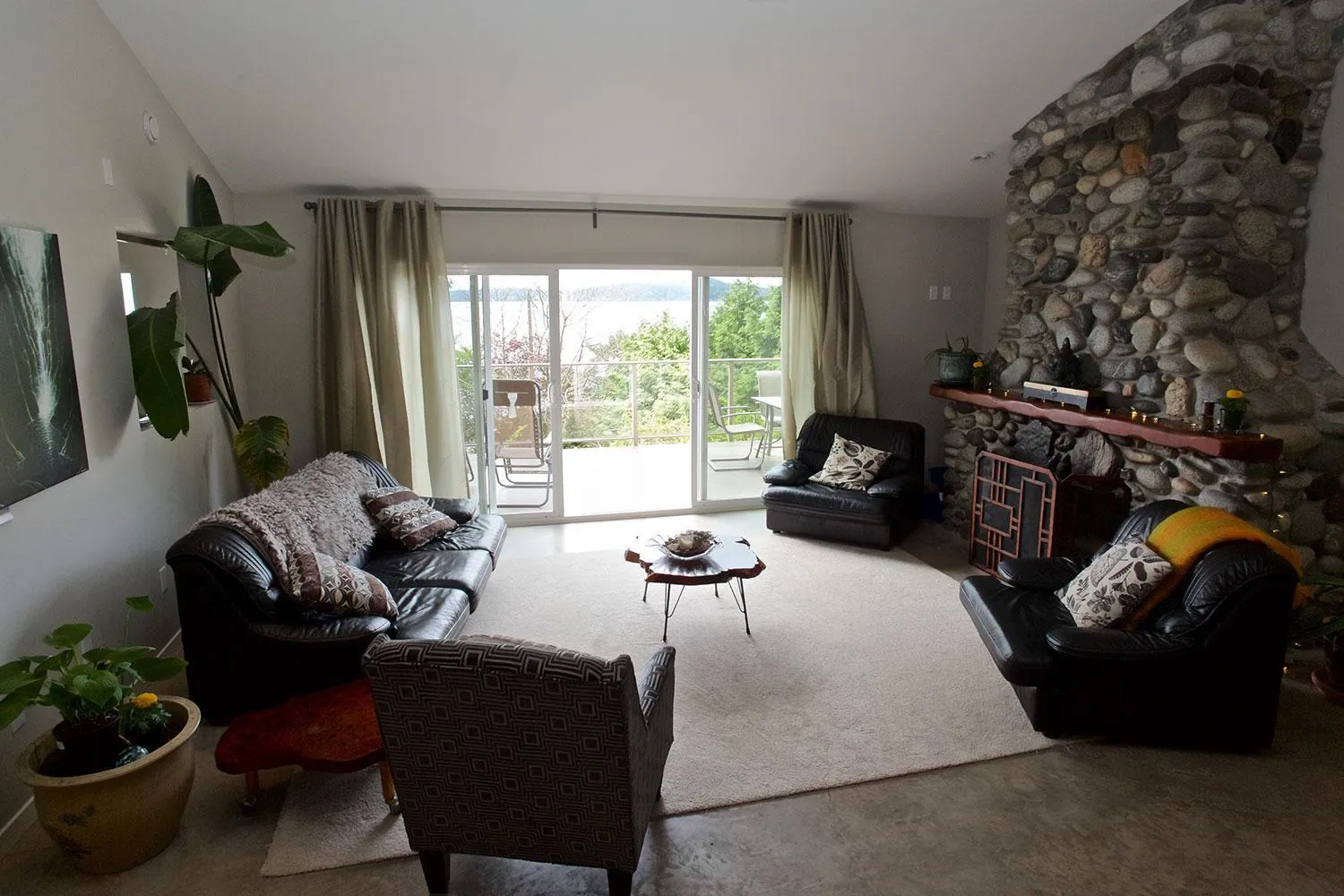 Living room in Halfmoon Haven Beach Cottage or Oceanview Suite
