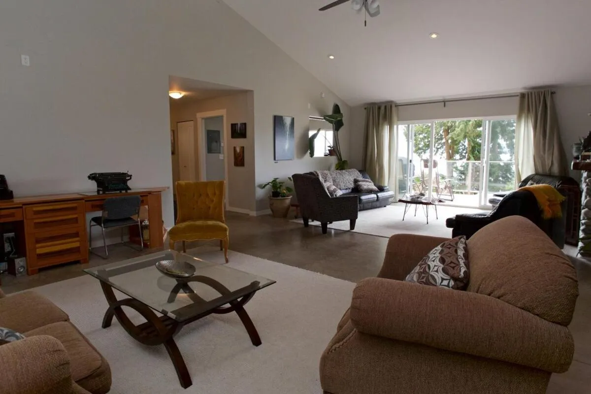 Halfmoon Haven Beach Cottage or Oceanview Suite