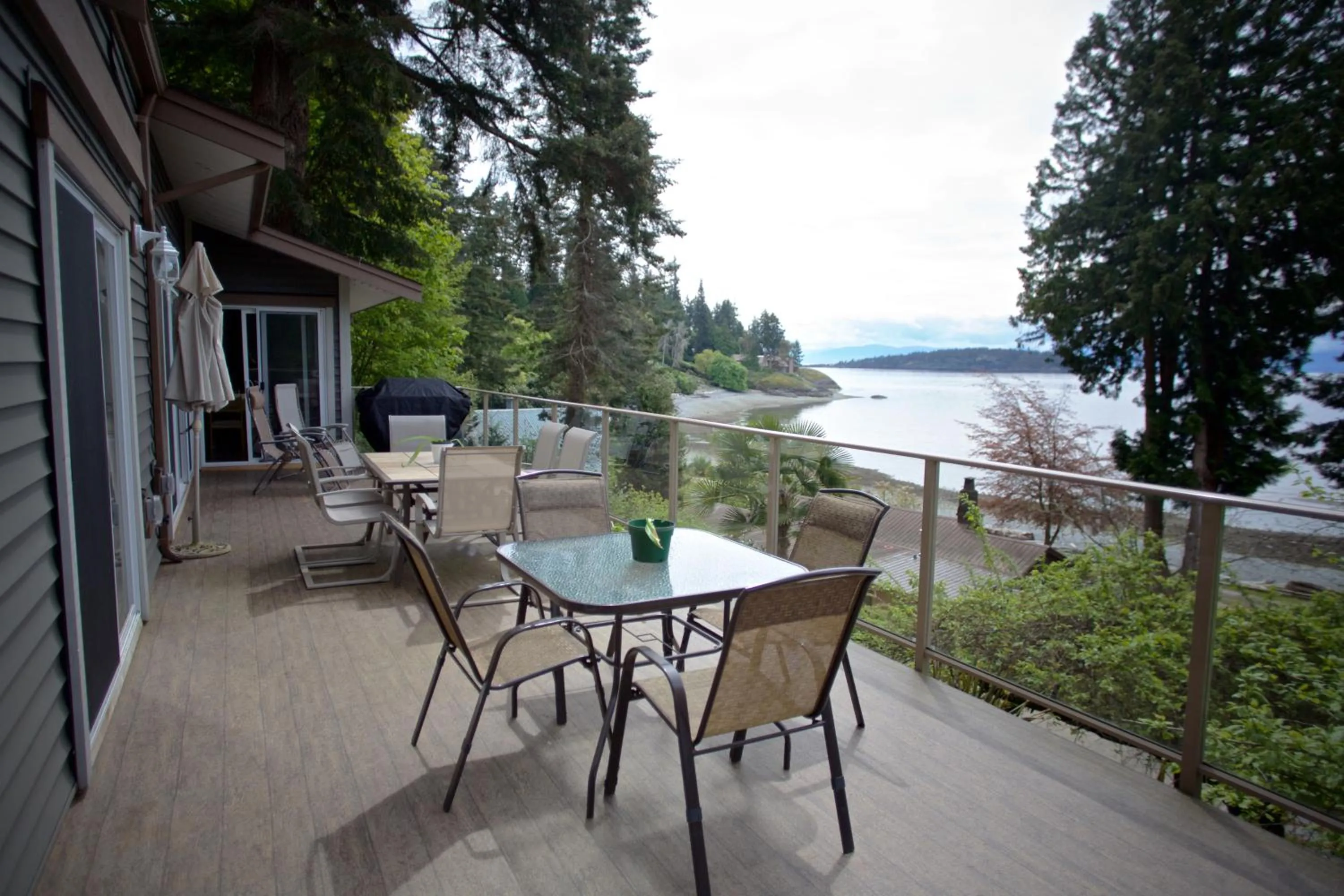 Halfmoon Haven Beach Cottage or Oceanview Suite