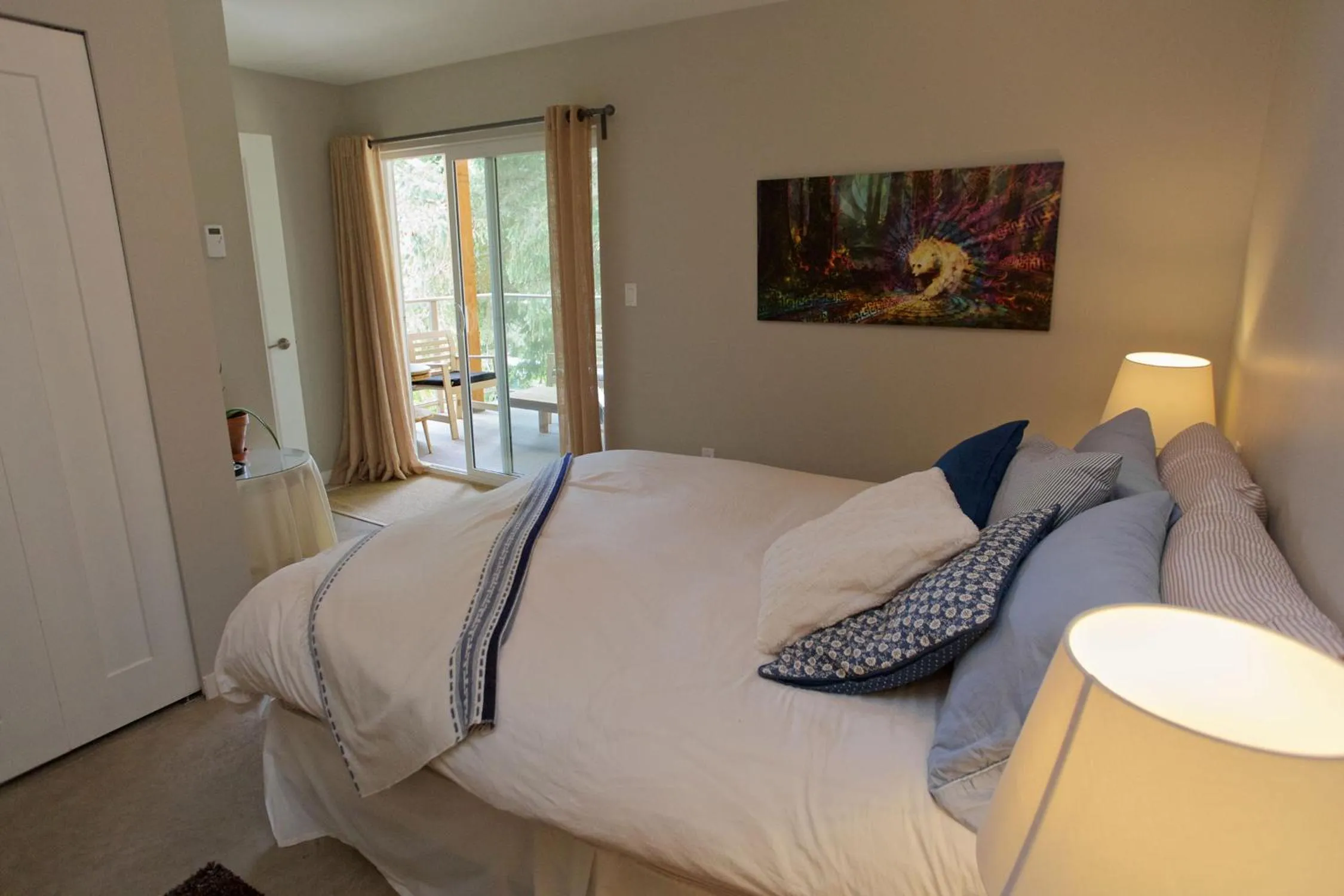 Bed in Halfmoon Haven Beach Cottage or Oceanview Suite