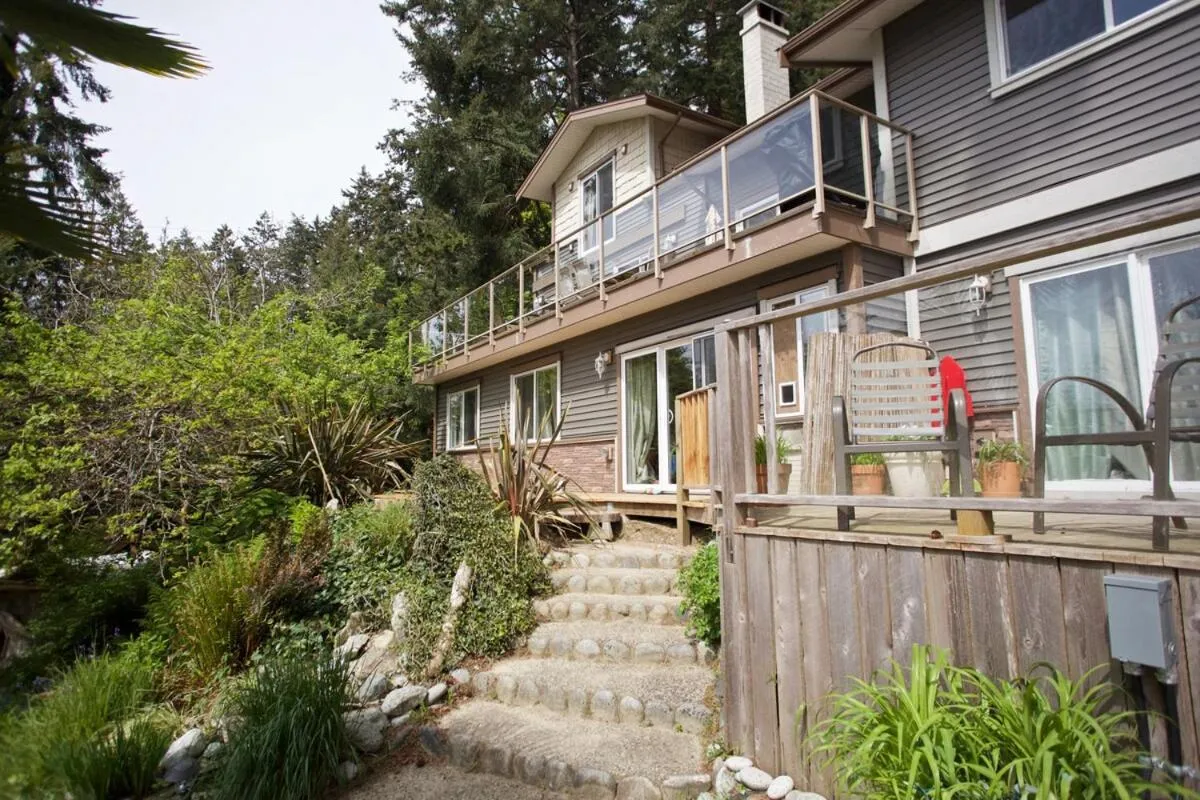 Halfmoon Haven Beach Cottage or Oceanview Suite