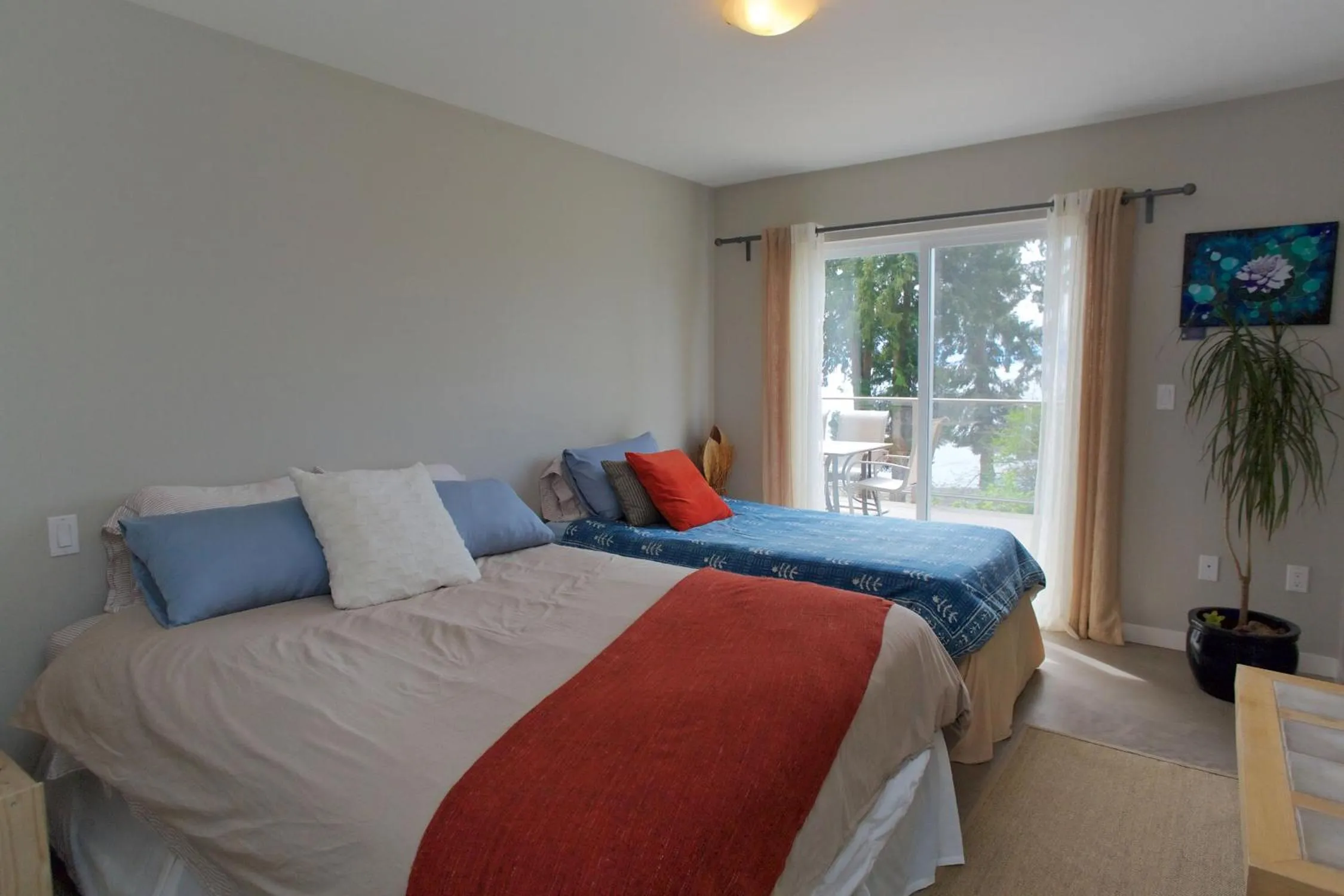 Bed in Halfmoon Haven Beach Cottage or Oceanview Suite