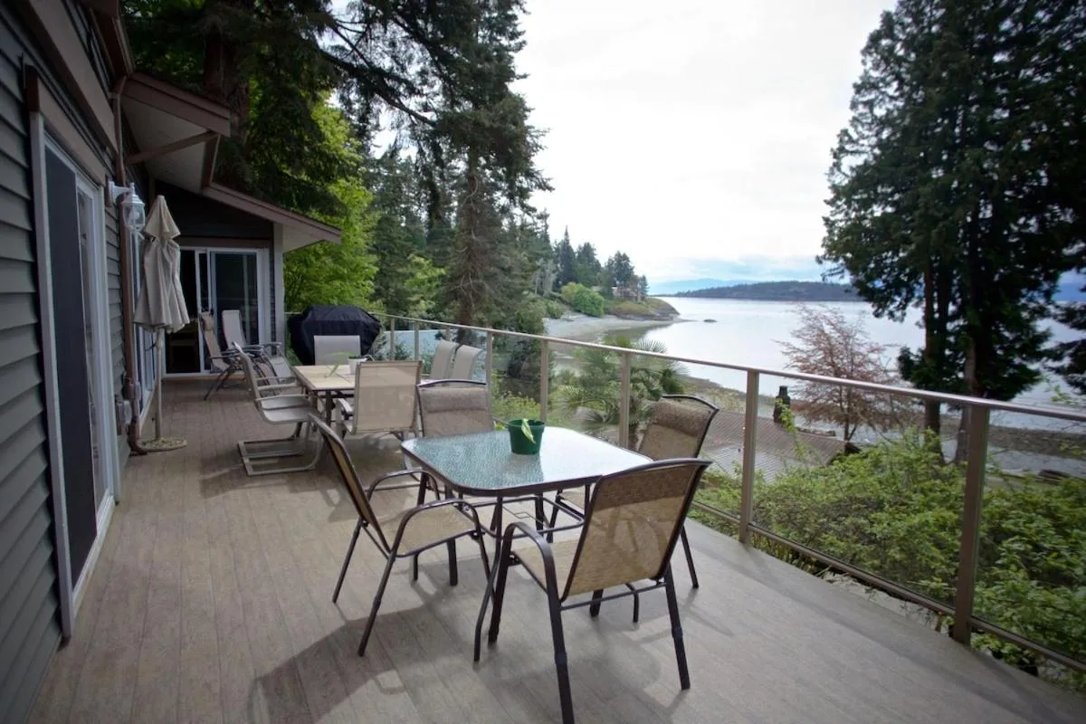 Halfmoon Haven Beach Cottage or Oceanview Suite