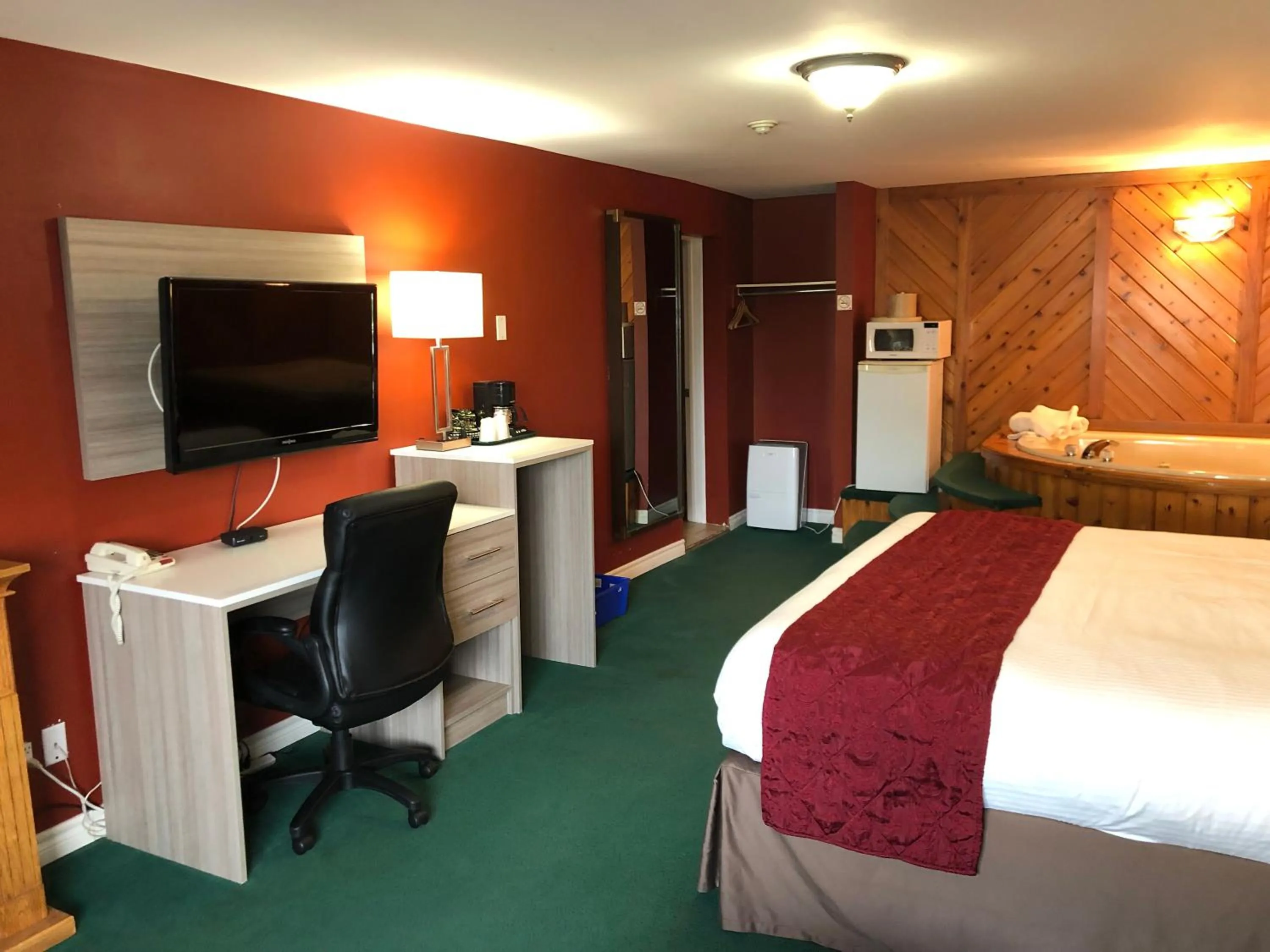 Hot Tub, Bed in Knights Inn Huntsville