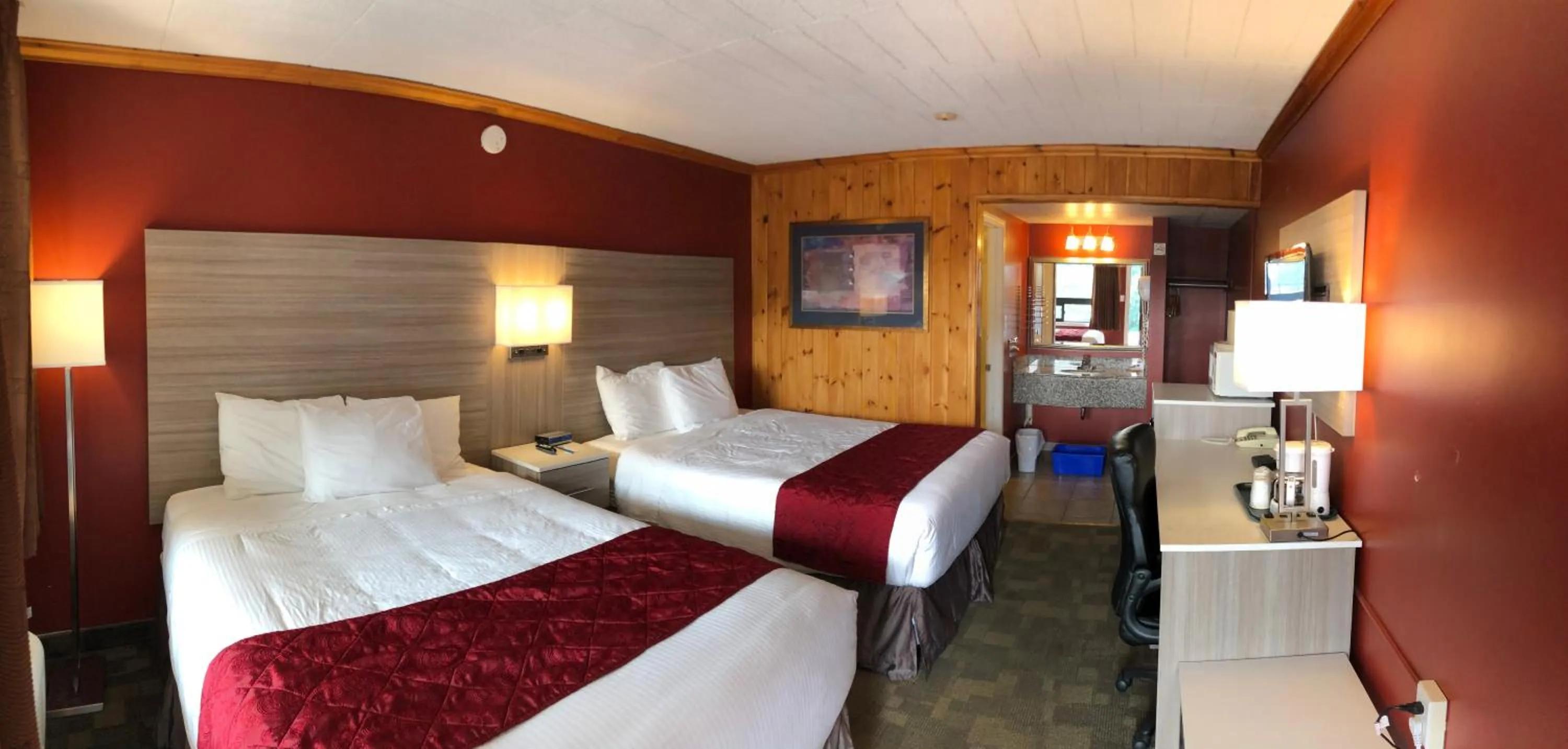 Photo of the whole room, Bed in Knights Inn Huntsville