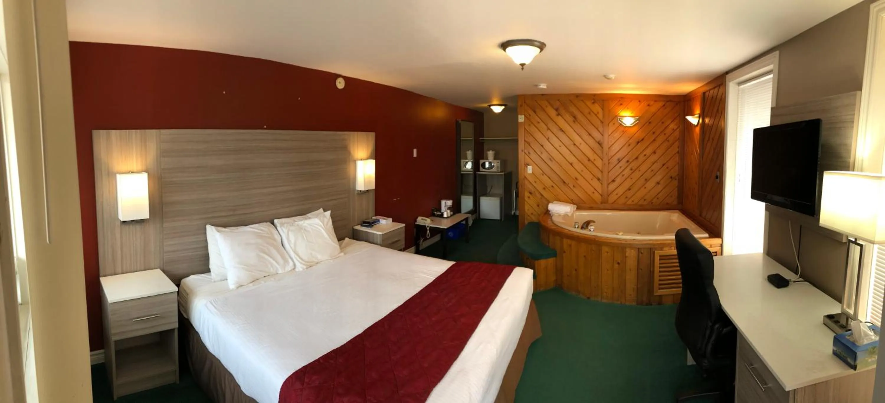 Photo of the whole room, Bed in Knights Inn Huntsville