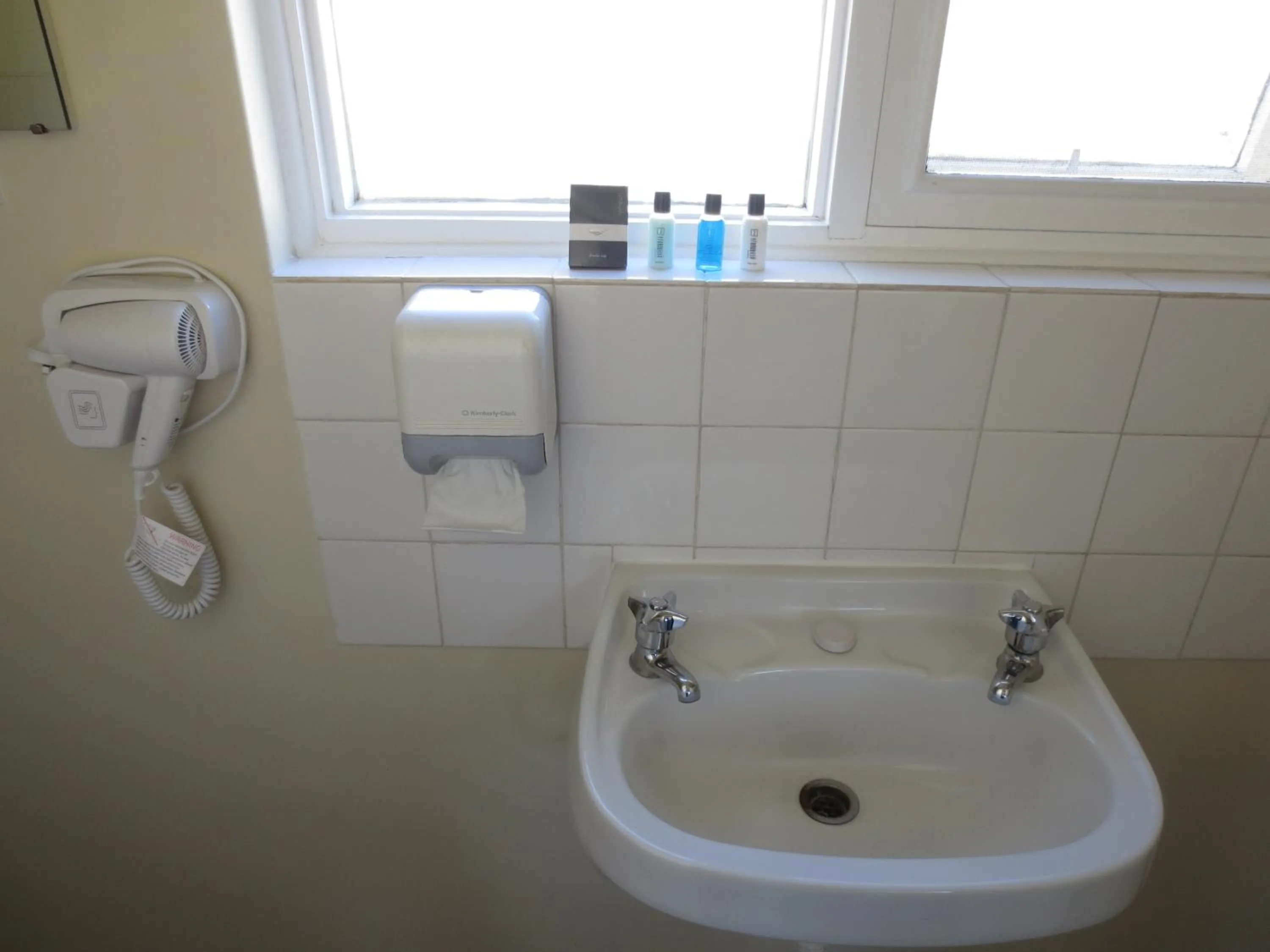 Bathroom in Norfolk Motor Inn