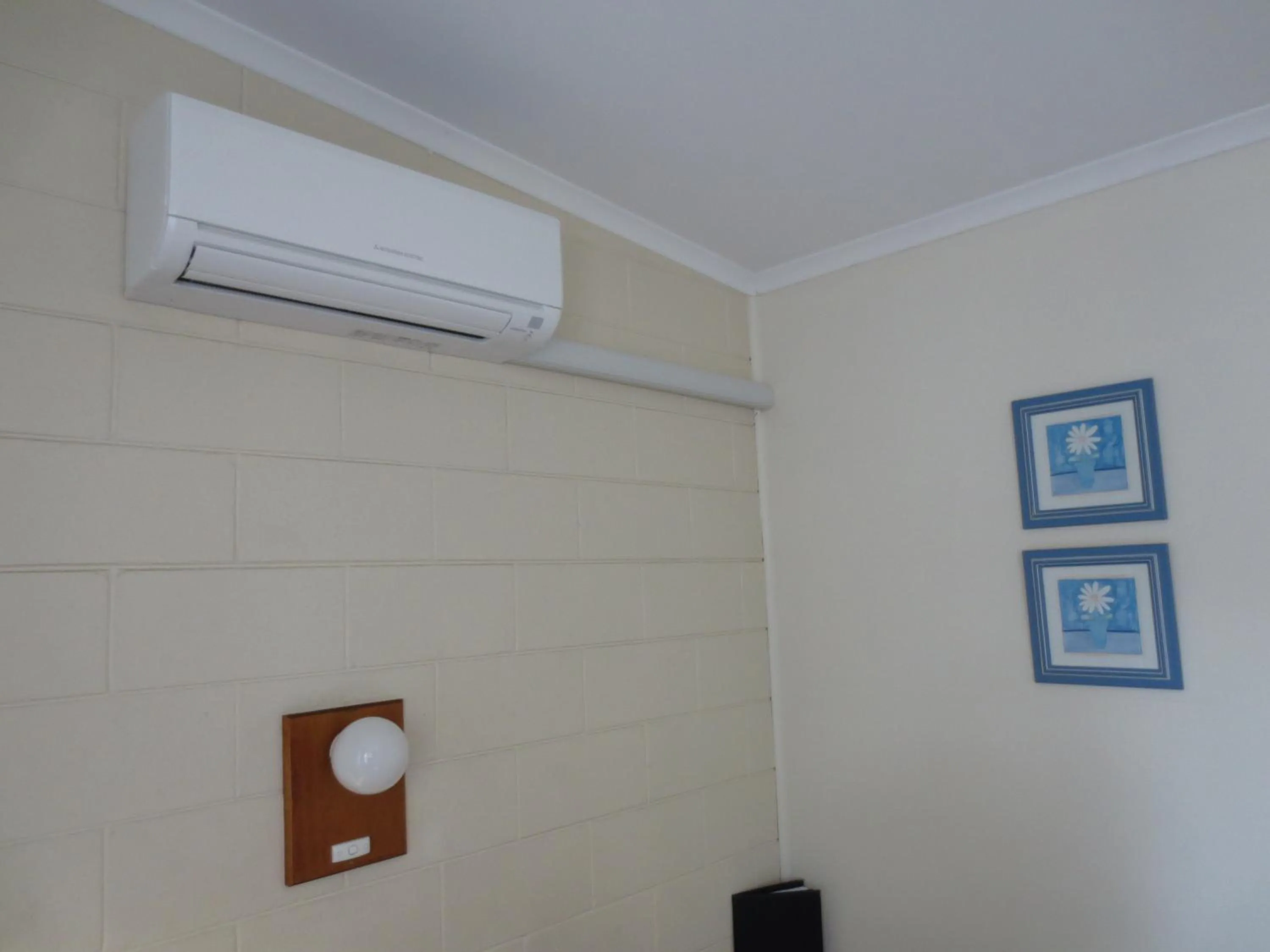 Living room in Norfolk Motor Inn