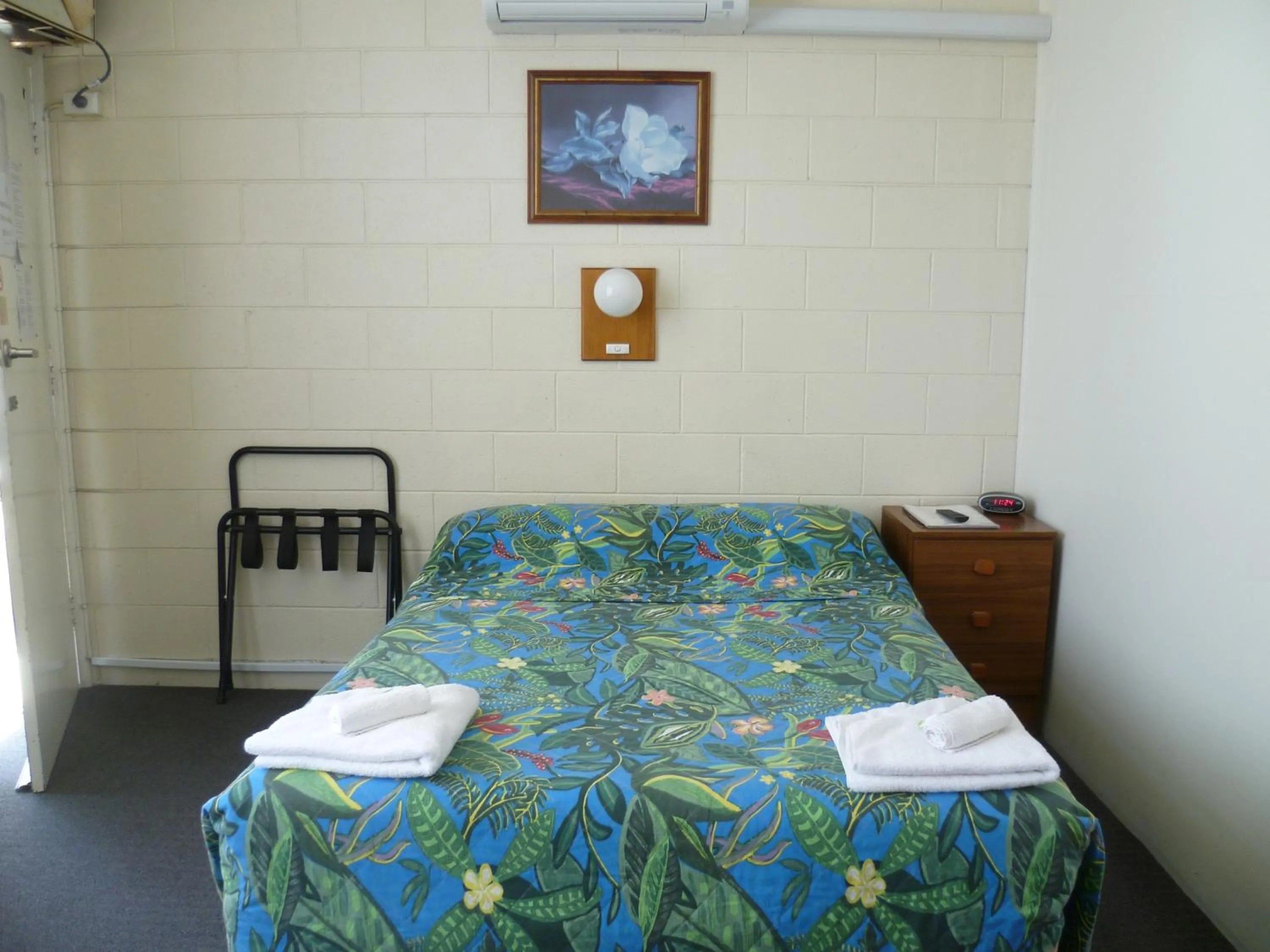 Photo of the whole room, Bed in Norfolk Motor Inn