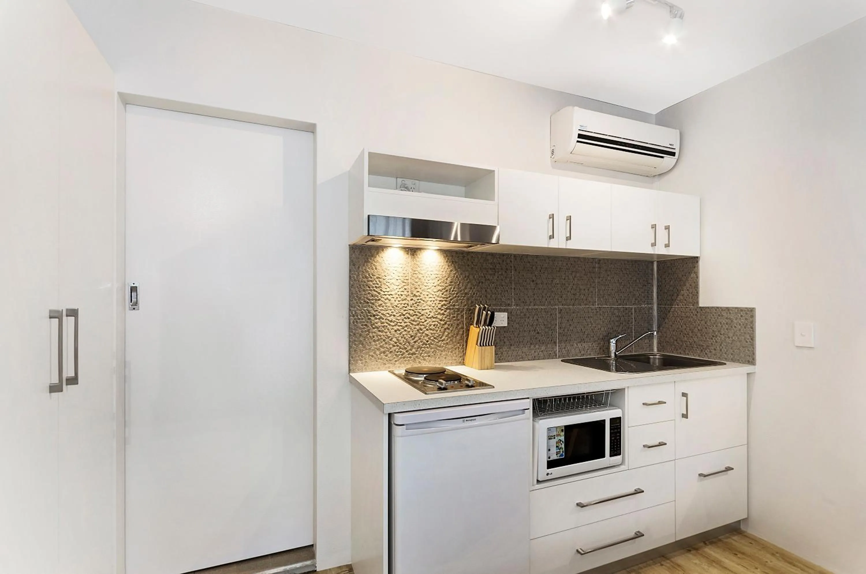 Kitchen or kitchenette in Beach House Motel