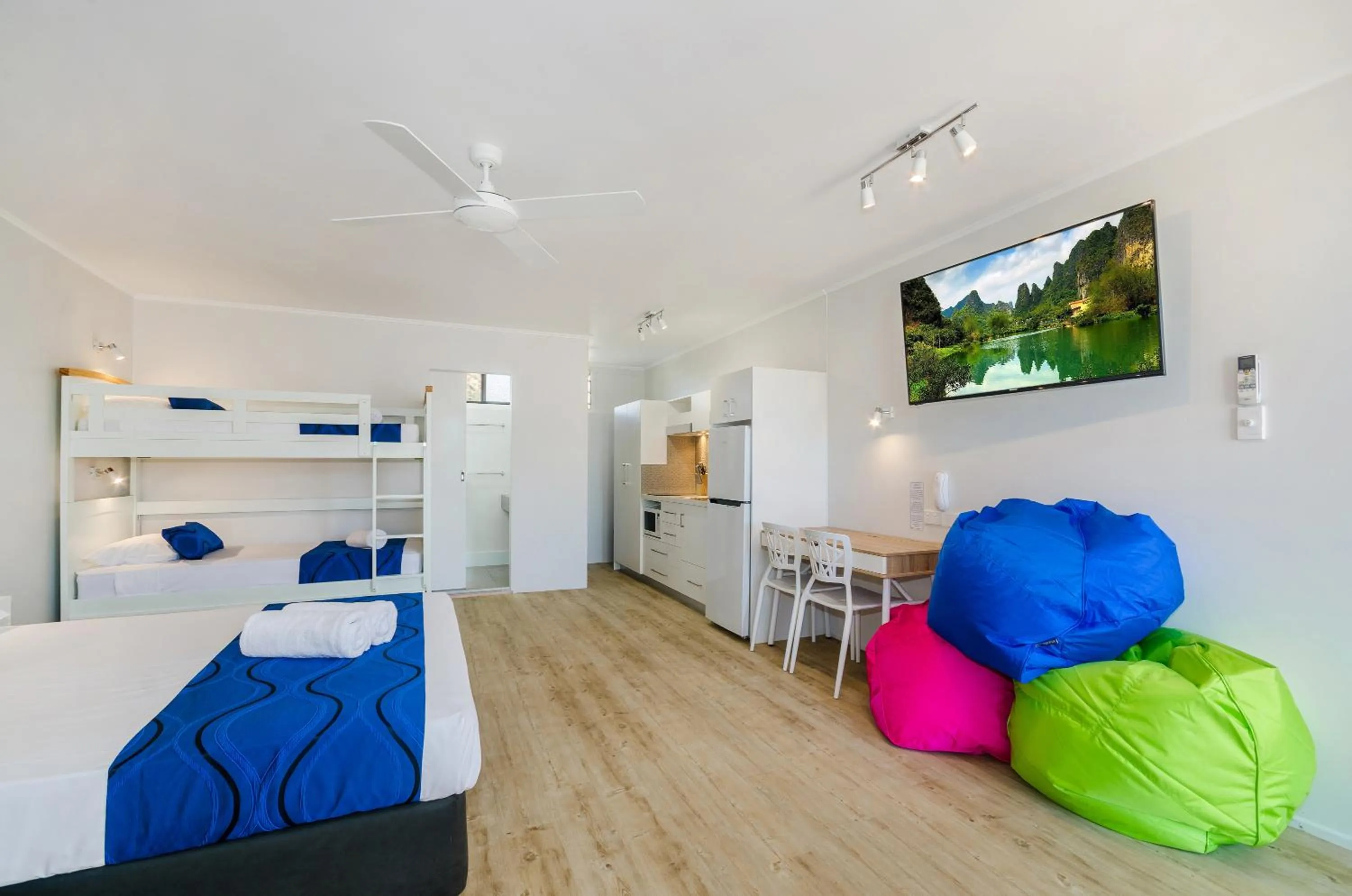 Photo of the whole room, Bed in Beach House Motel