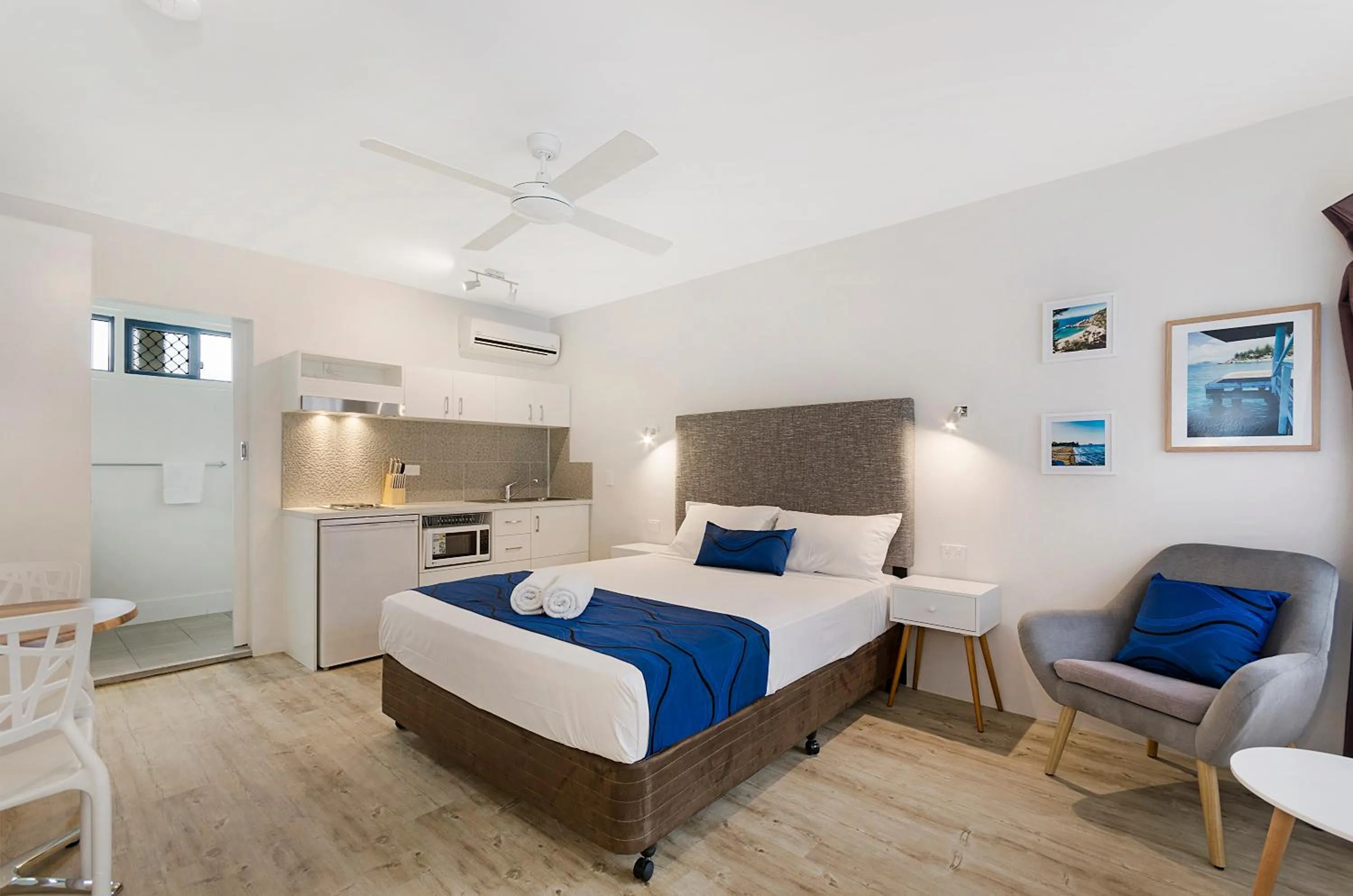 Photo of the whole room, Bed in Beach House Motel