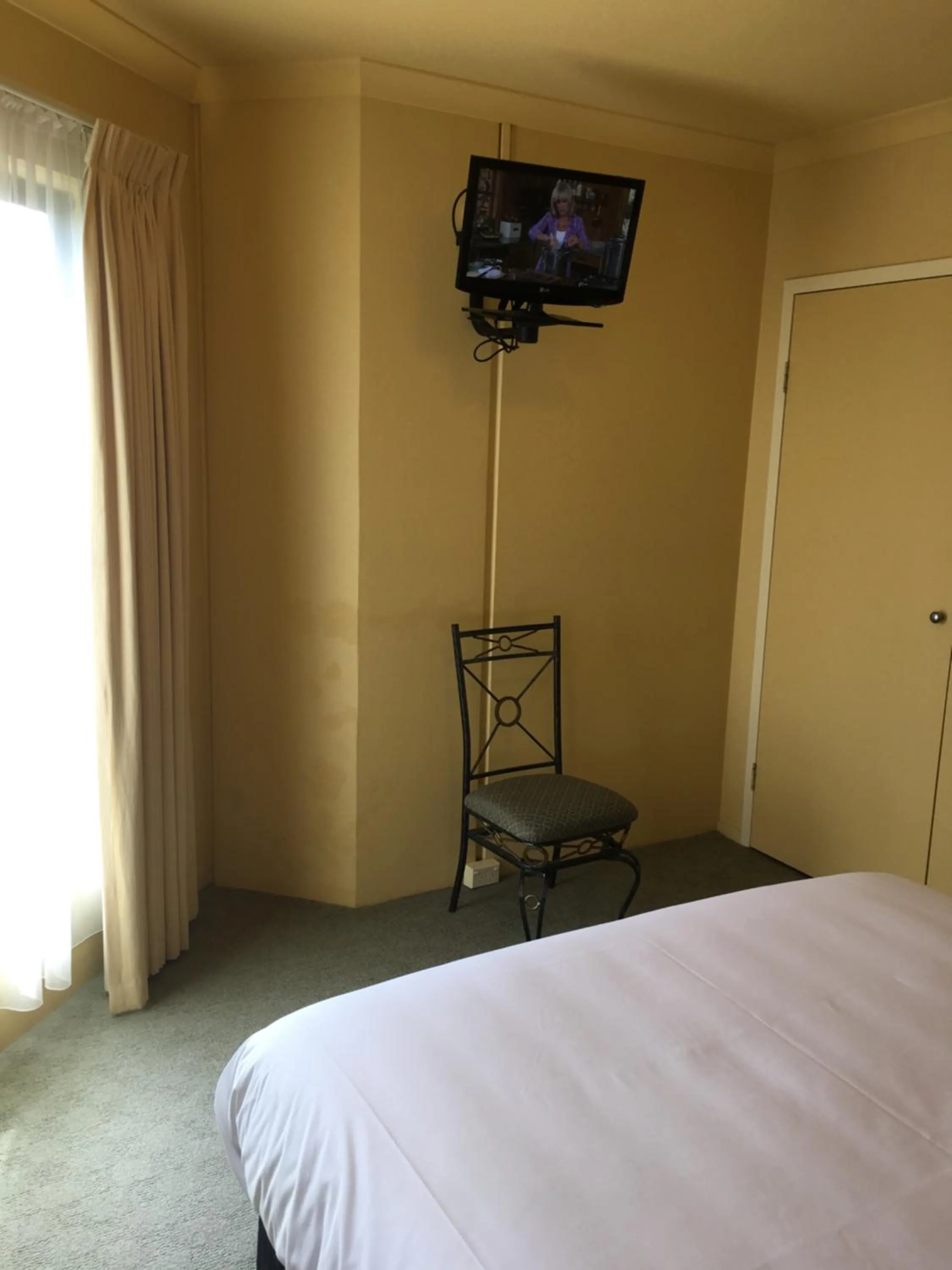 Bedroom, TV/Entertainment Center in Hopkins House Motel and Apartments