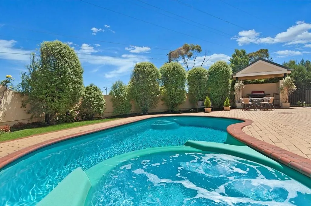 Swimming Pool in Hopkins House Motel and Apartments