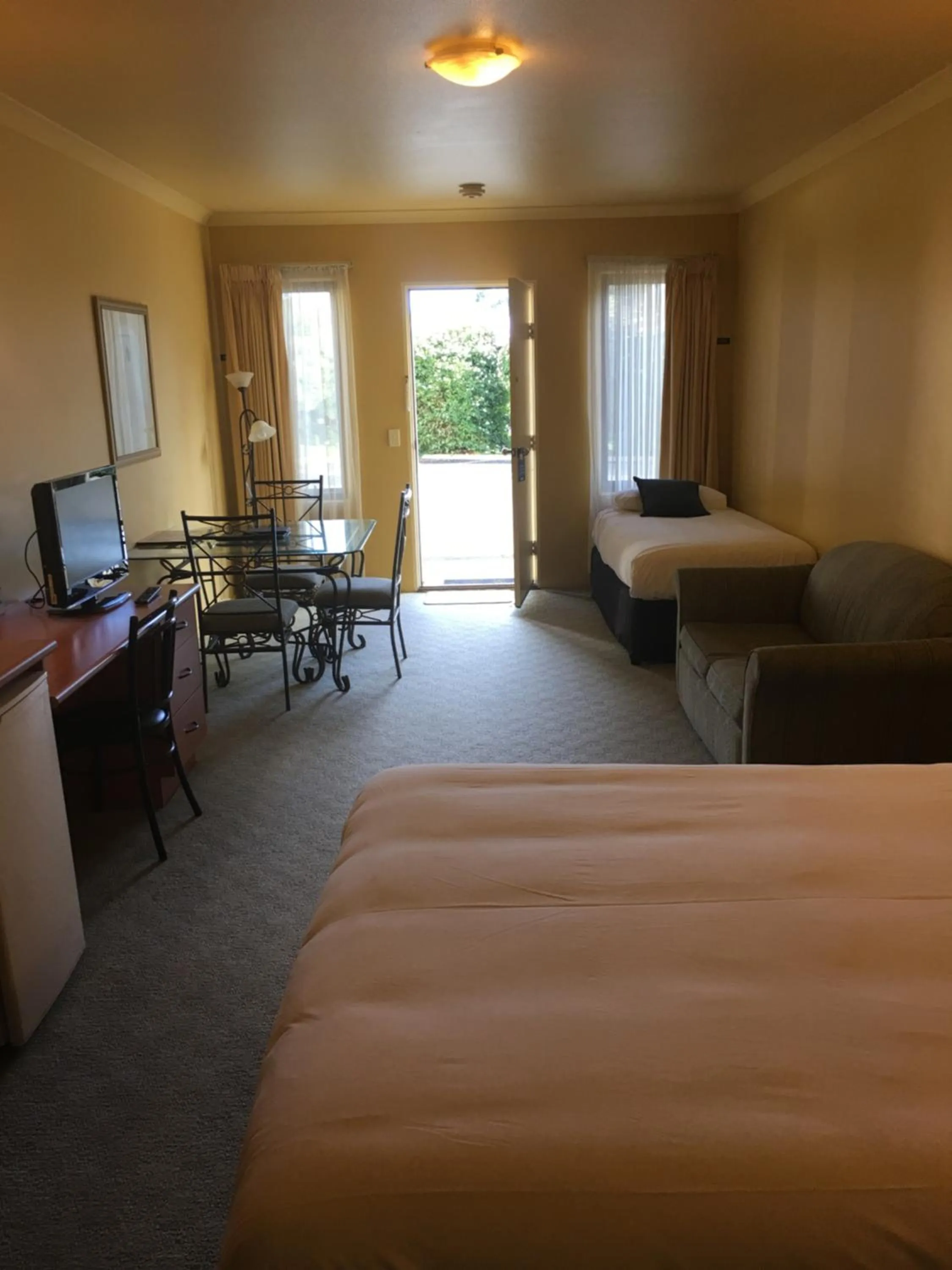 Photo of the whole room, Seating Area in Hopkins House Motel and Apartments