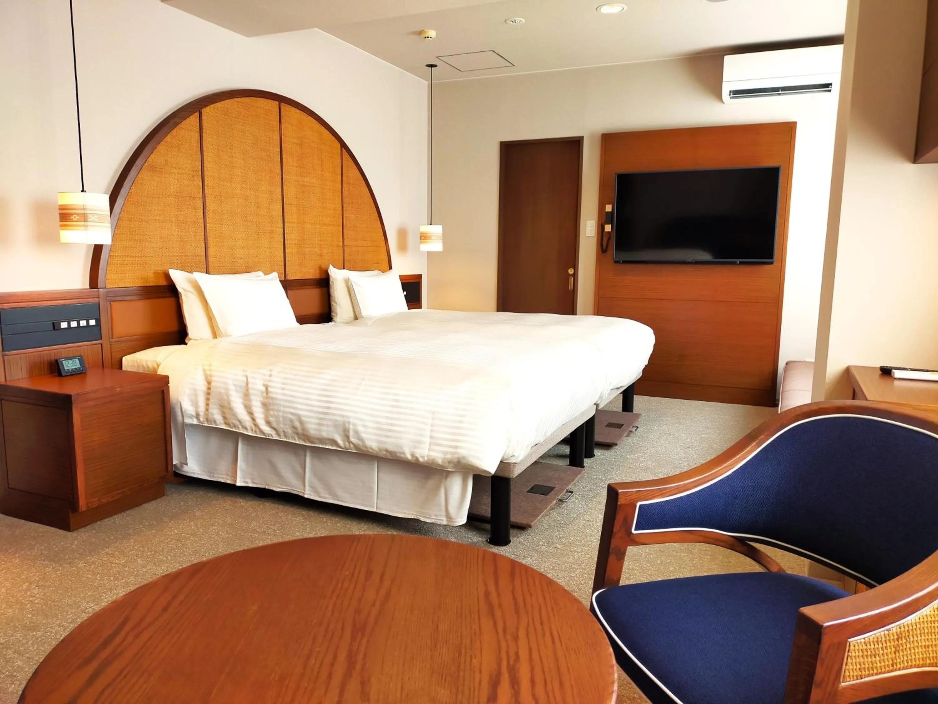 Photo of the whole room, Bed in Hotel Palm Royal Resort Kokusai Street