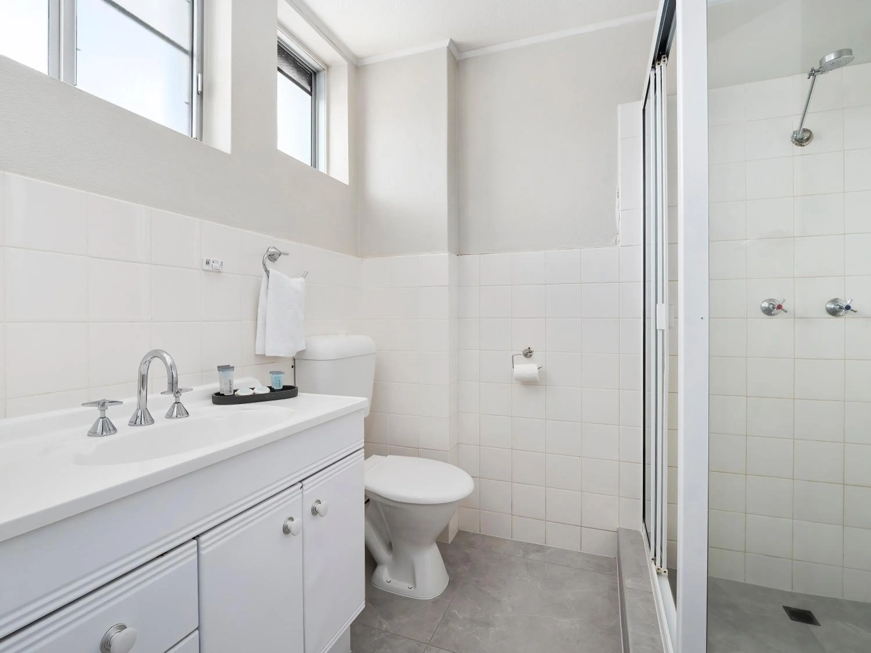 Shower in The Robert Towns