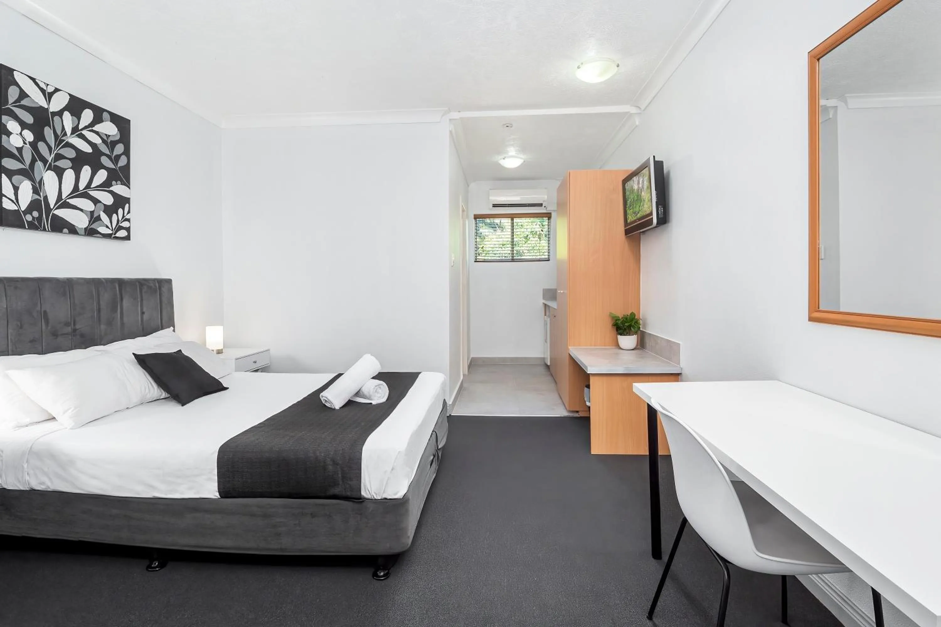 Bedroom, Bed in The Robert Towns