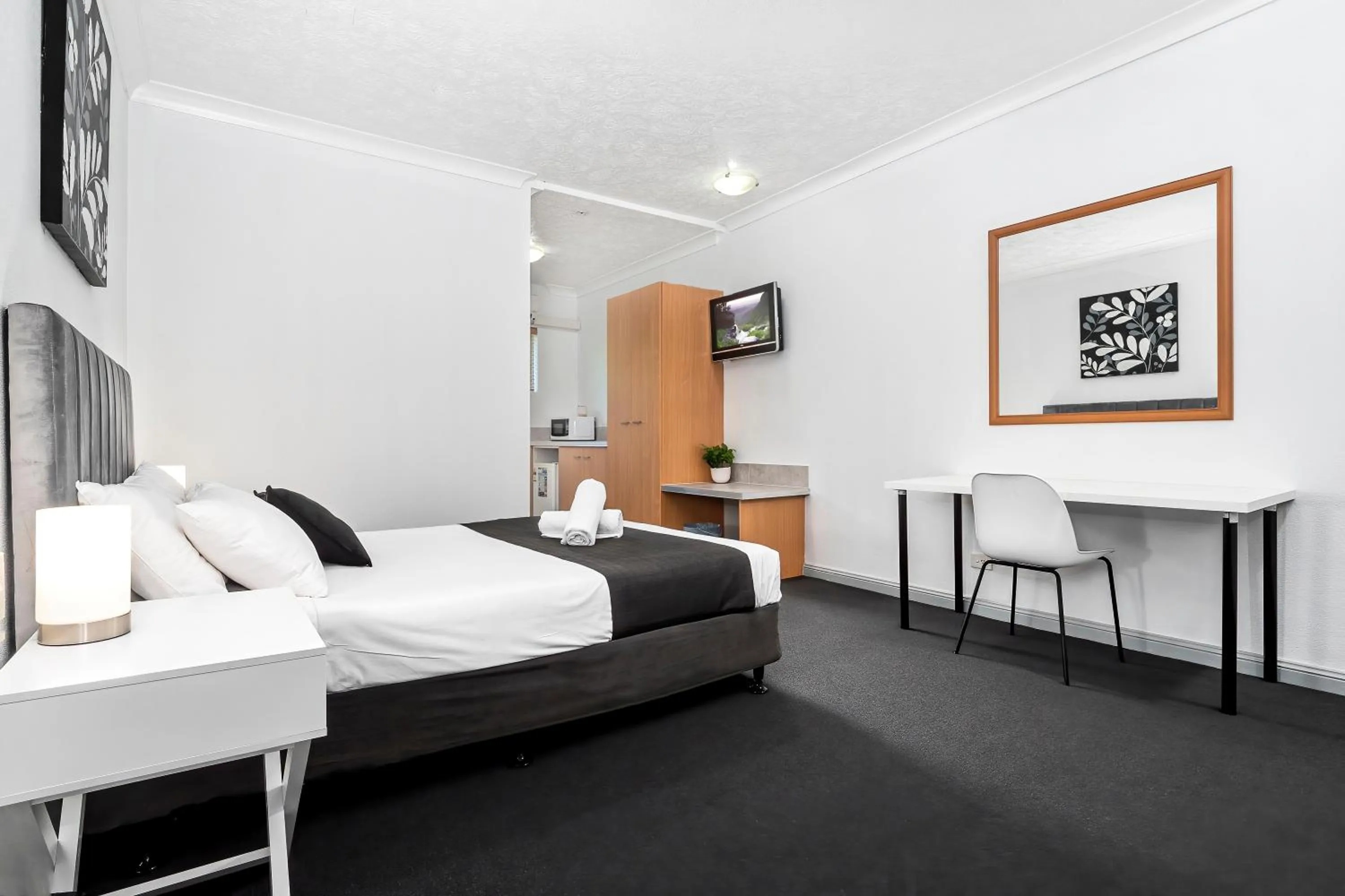 Bedroom, Bed in The Robert Towns