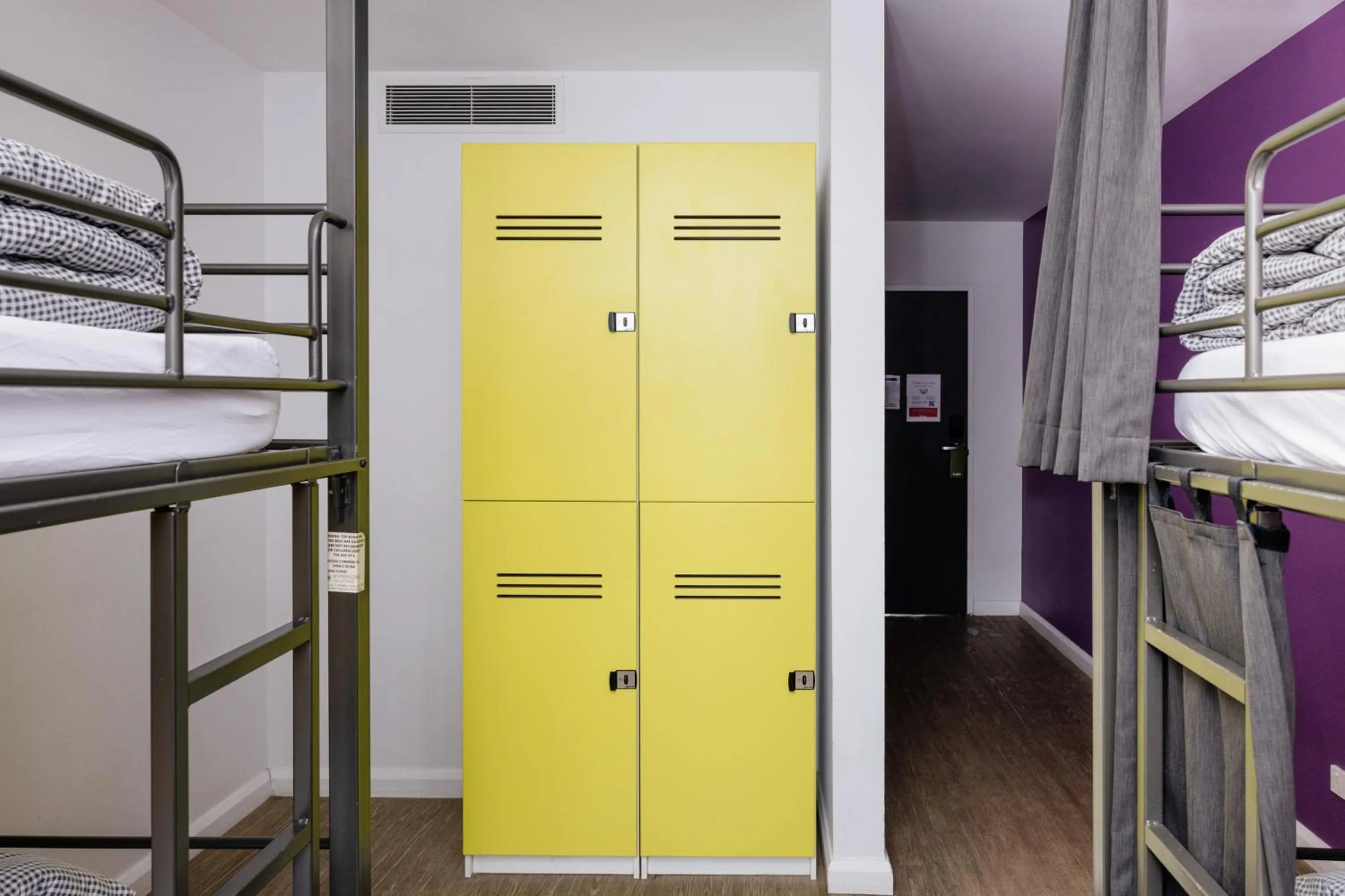 Bedroom, Bed in YHA Byron Bay