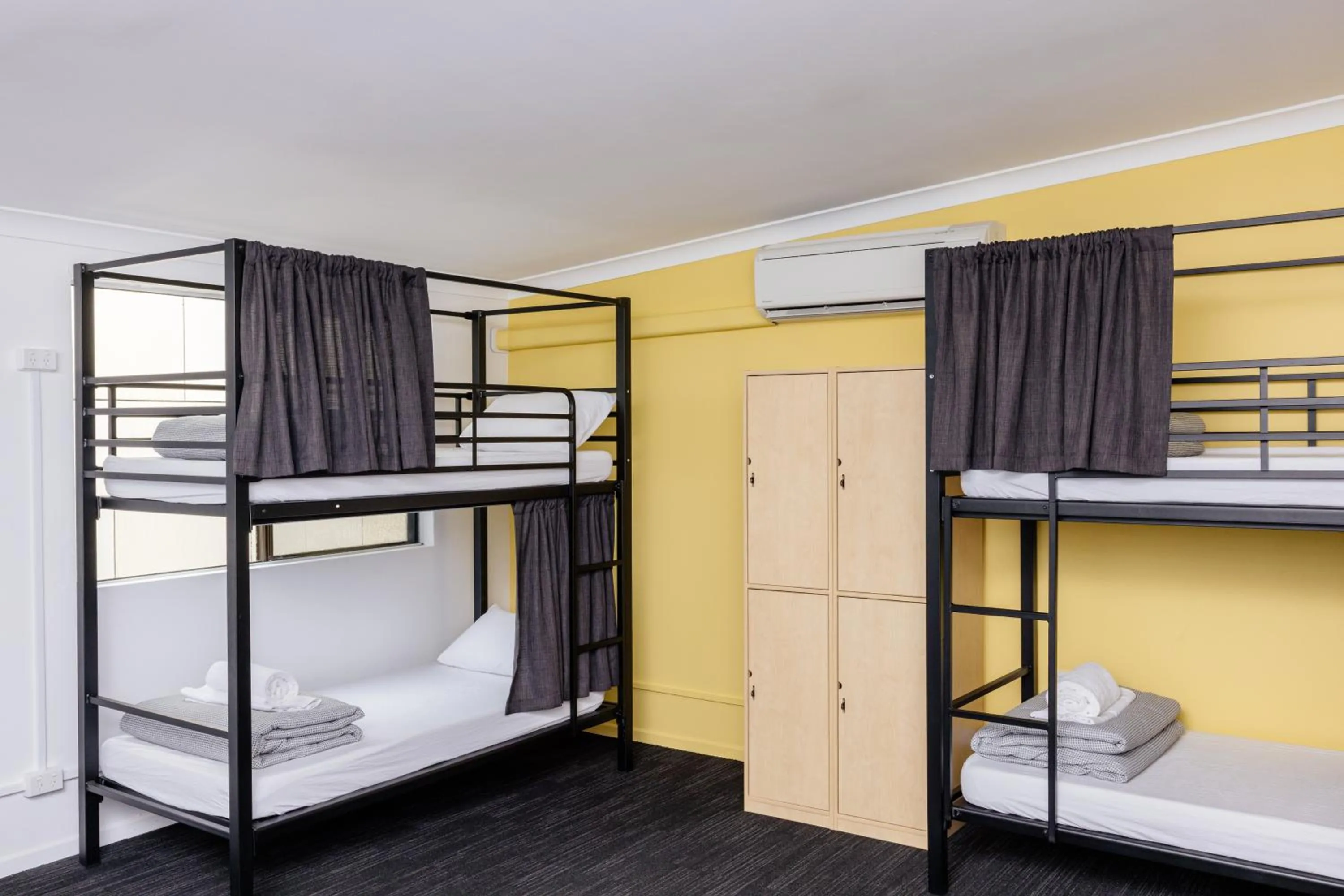 Bedroom, Bed in YHA Byron Bay